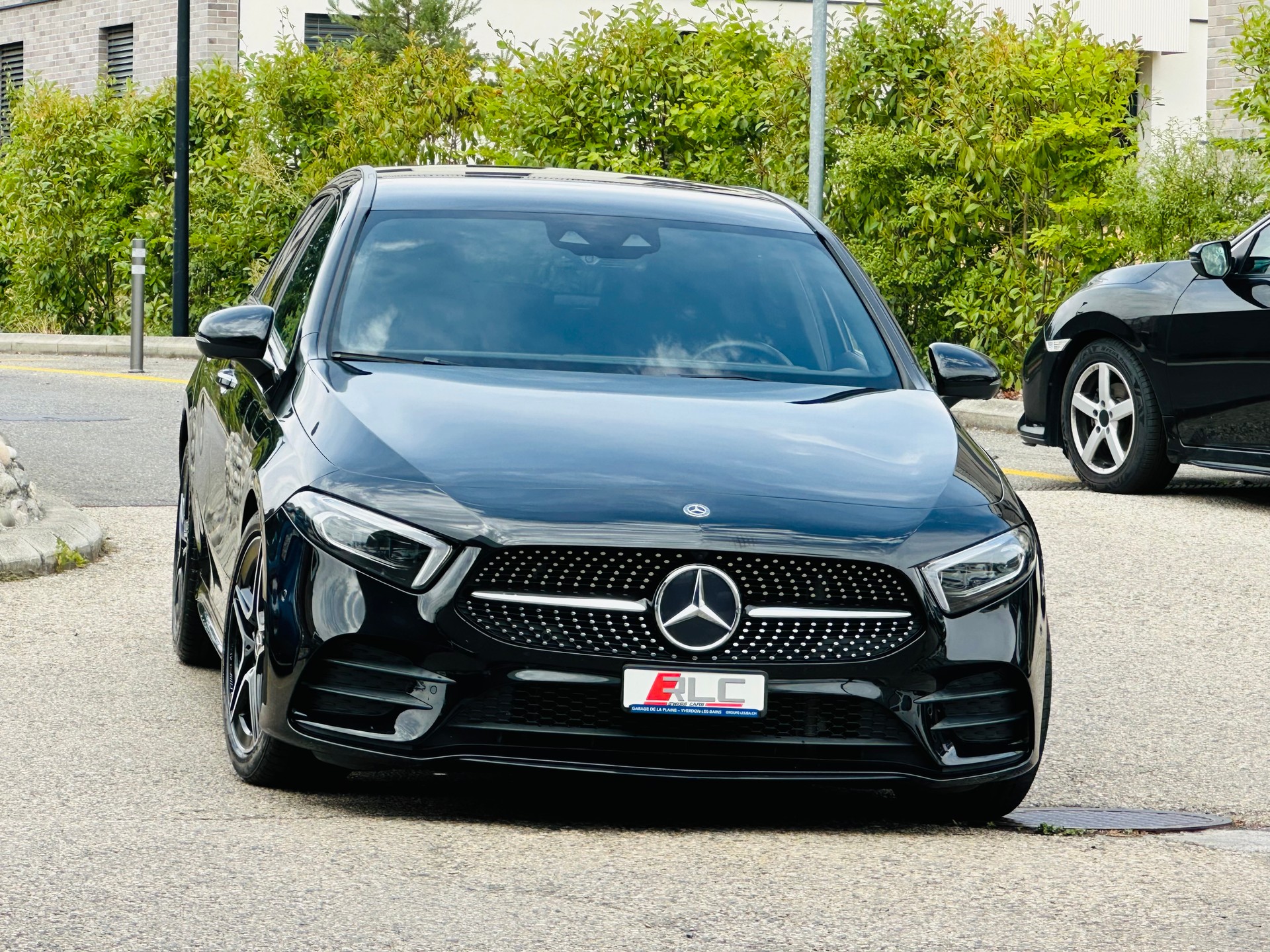 MERCEDES-BENZ A 220 AMG Line 7G-DCT 4Matic-image-2