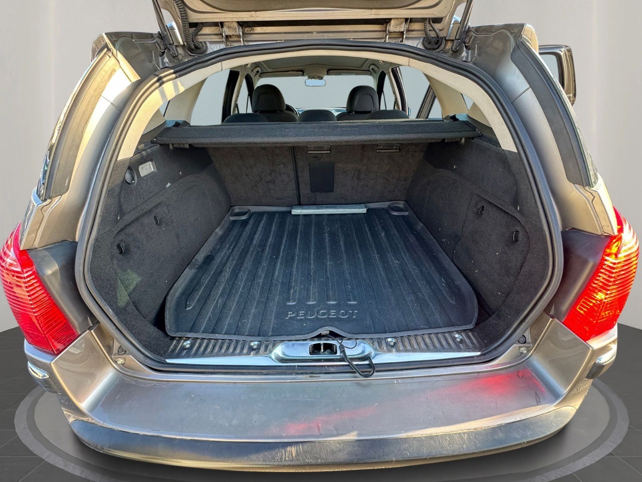 PEUGEOT 407 SW 2.0 HDI ST Dynamic-image-9