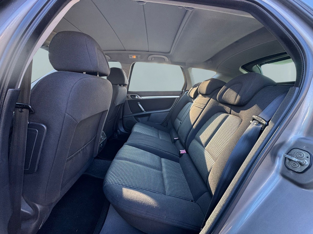 PEUGEOT 407 SW 2.0 HDI ST Dynamic-image-5