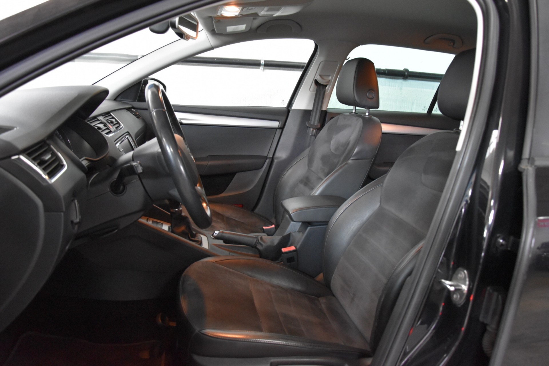 SKODA Octavia Combi 1.8 TSI Elegance-image-9