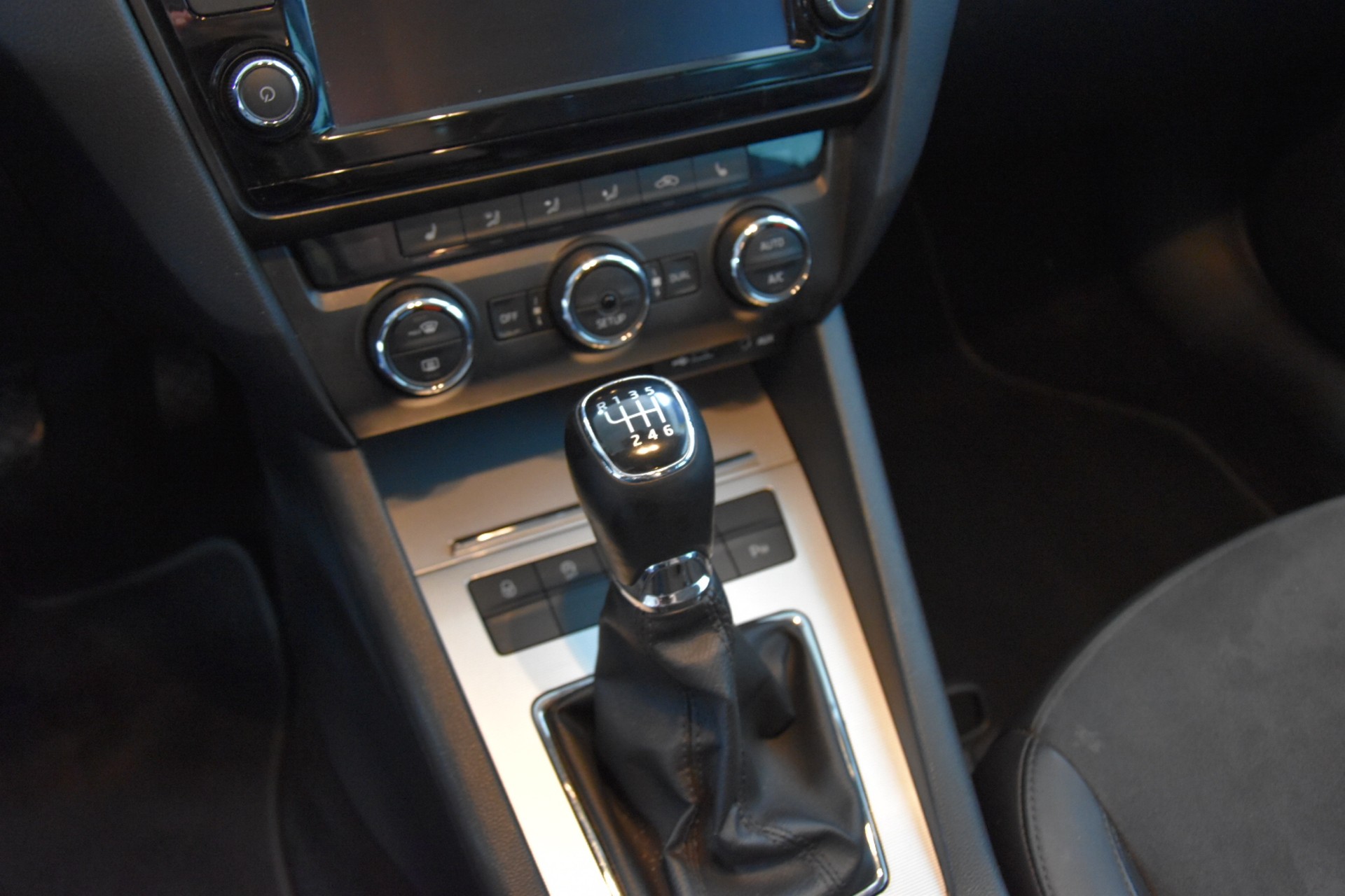 SKODA Octavia Combi 1.8 TSI Elegance-image-12