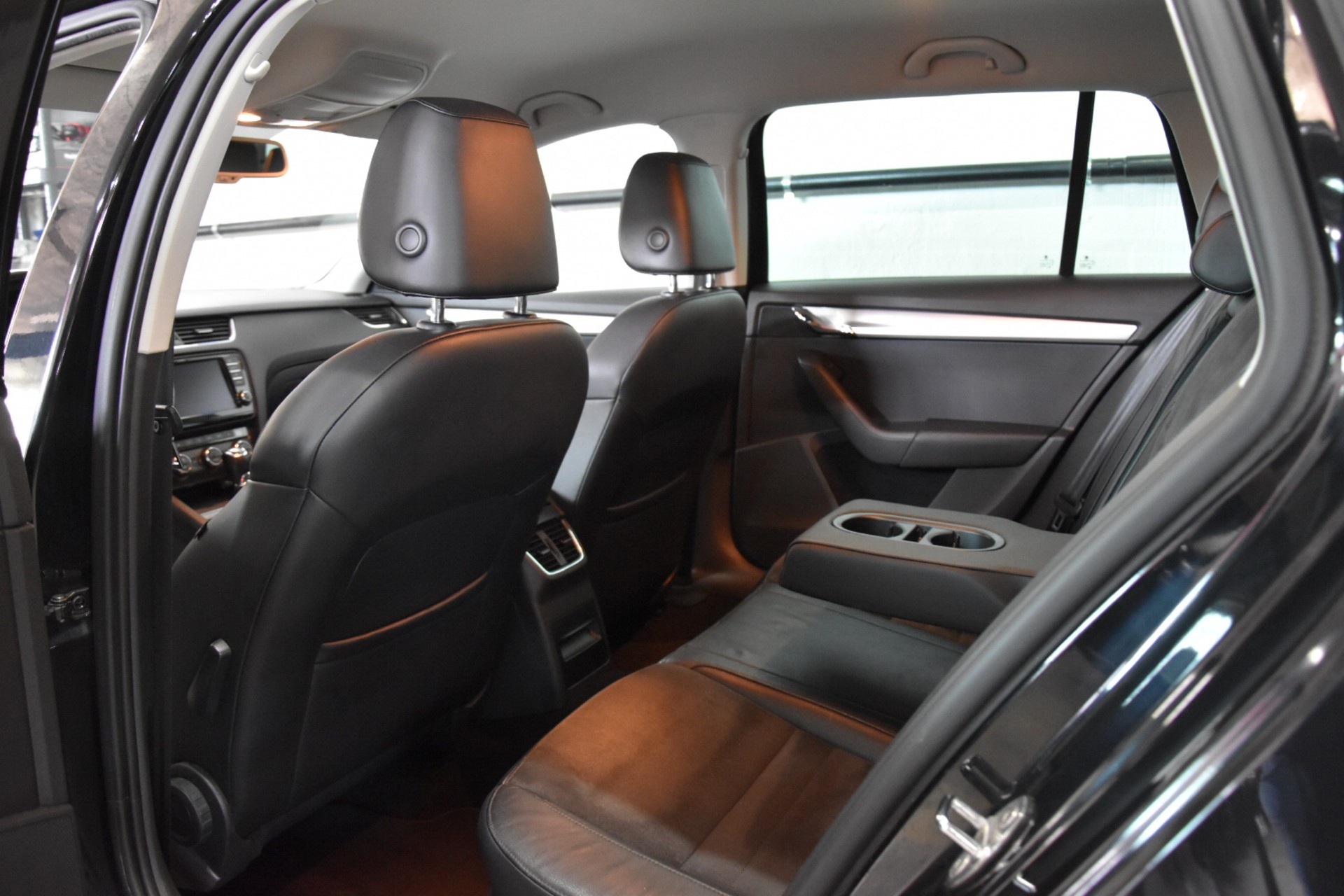 SKODA Octavia Combi 1.8 TSI Elegance-image-8