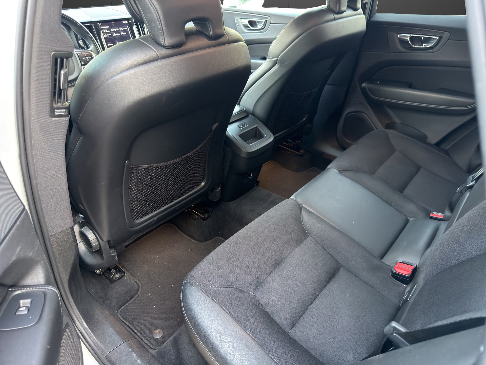 VOLVO XC60 B4 Diesel Mild Hybrid AWD Inscription Geartronic-image-9