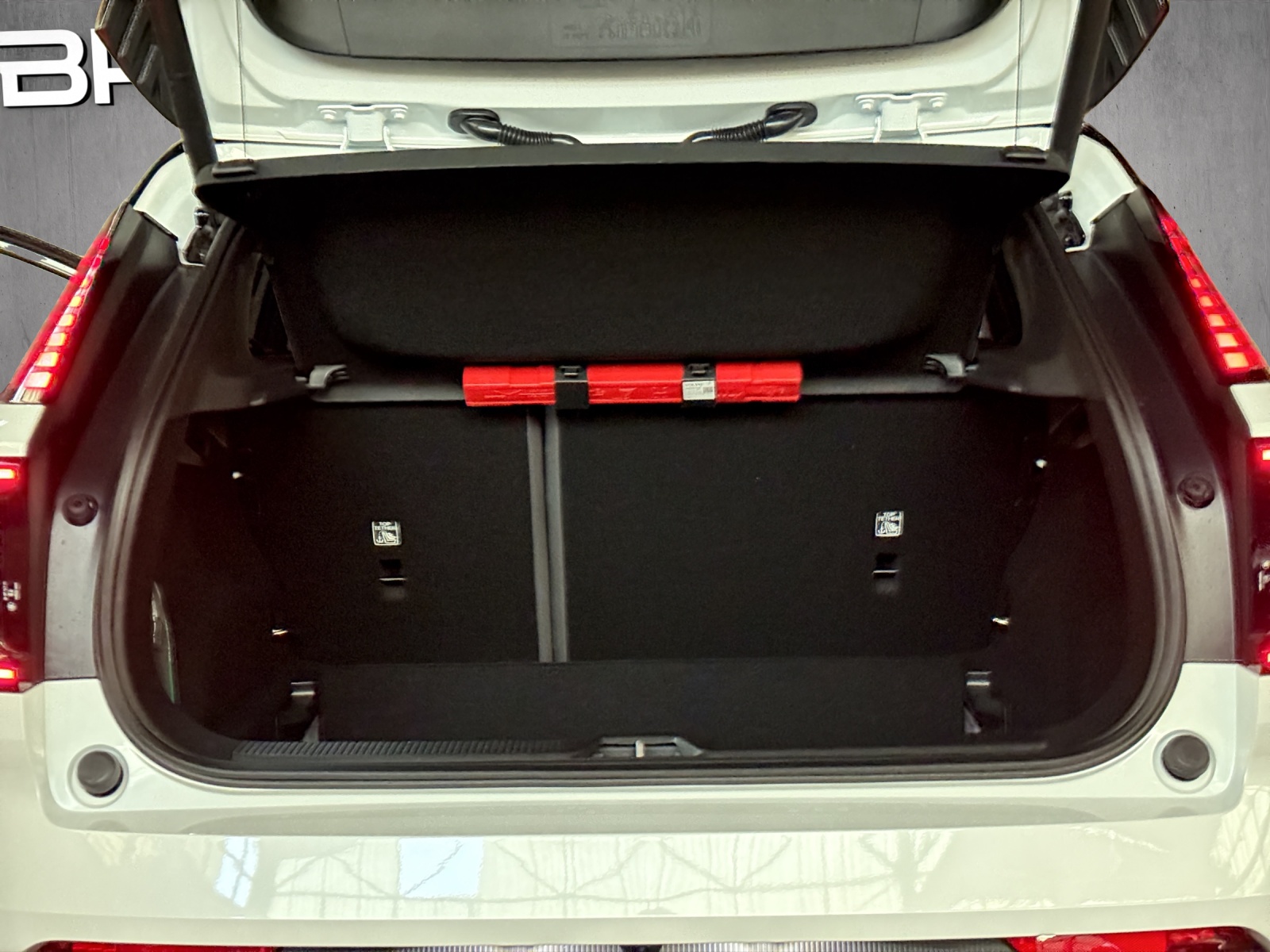 VOLVO EX30 E60 69kWh Twin Ultra-image-13