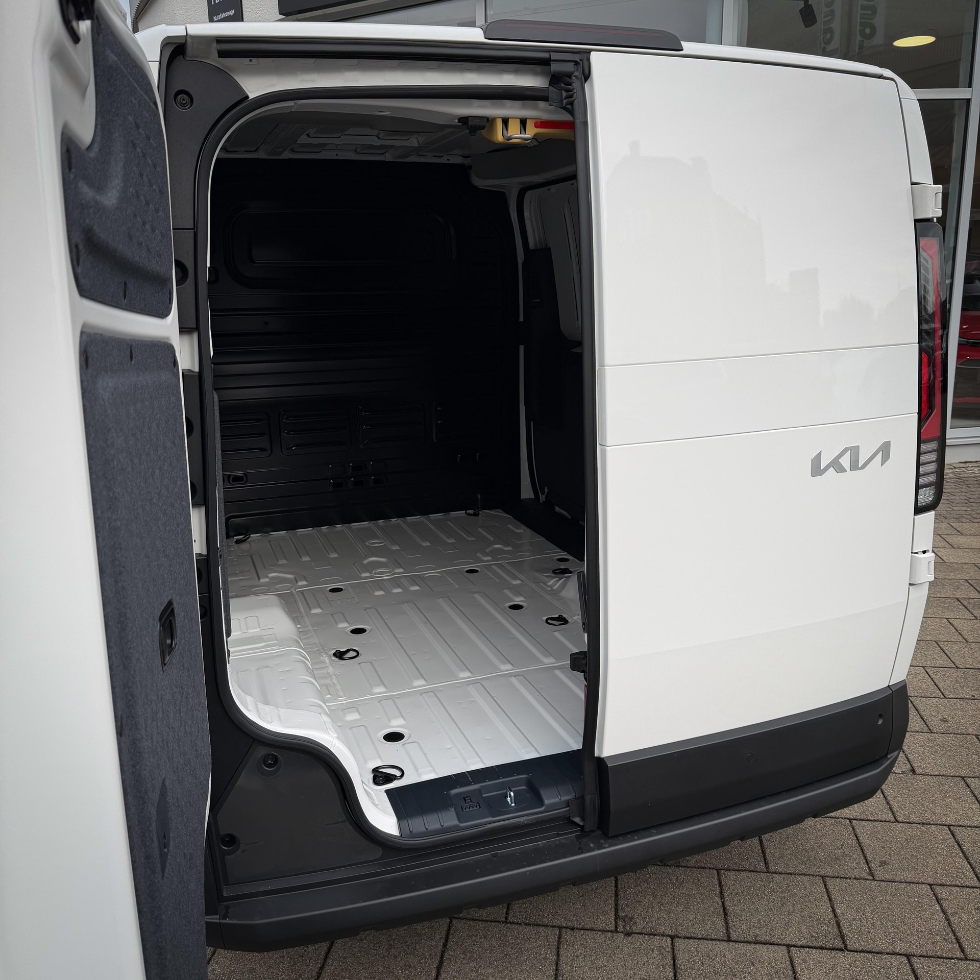 KIA PV5 Cargo 51.5 kWh Plus-image-10