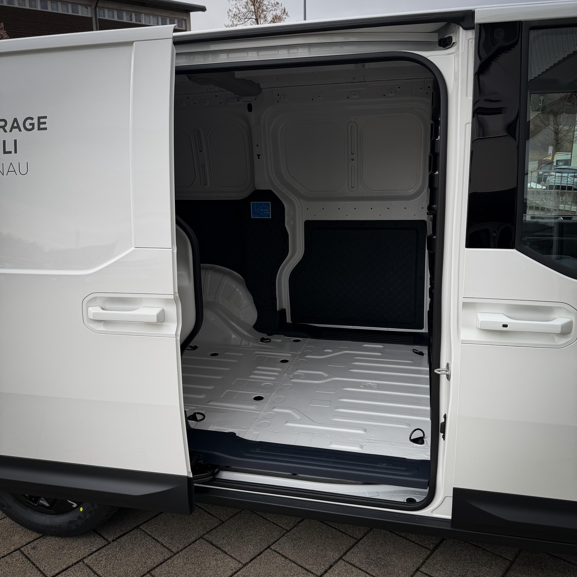 KIA PV5 Cargo 51.5 kWh Plus-image-13