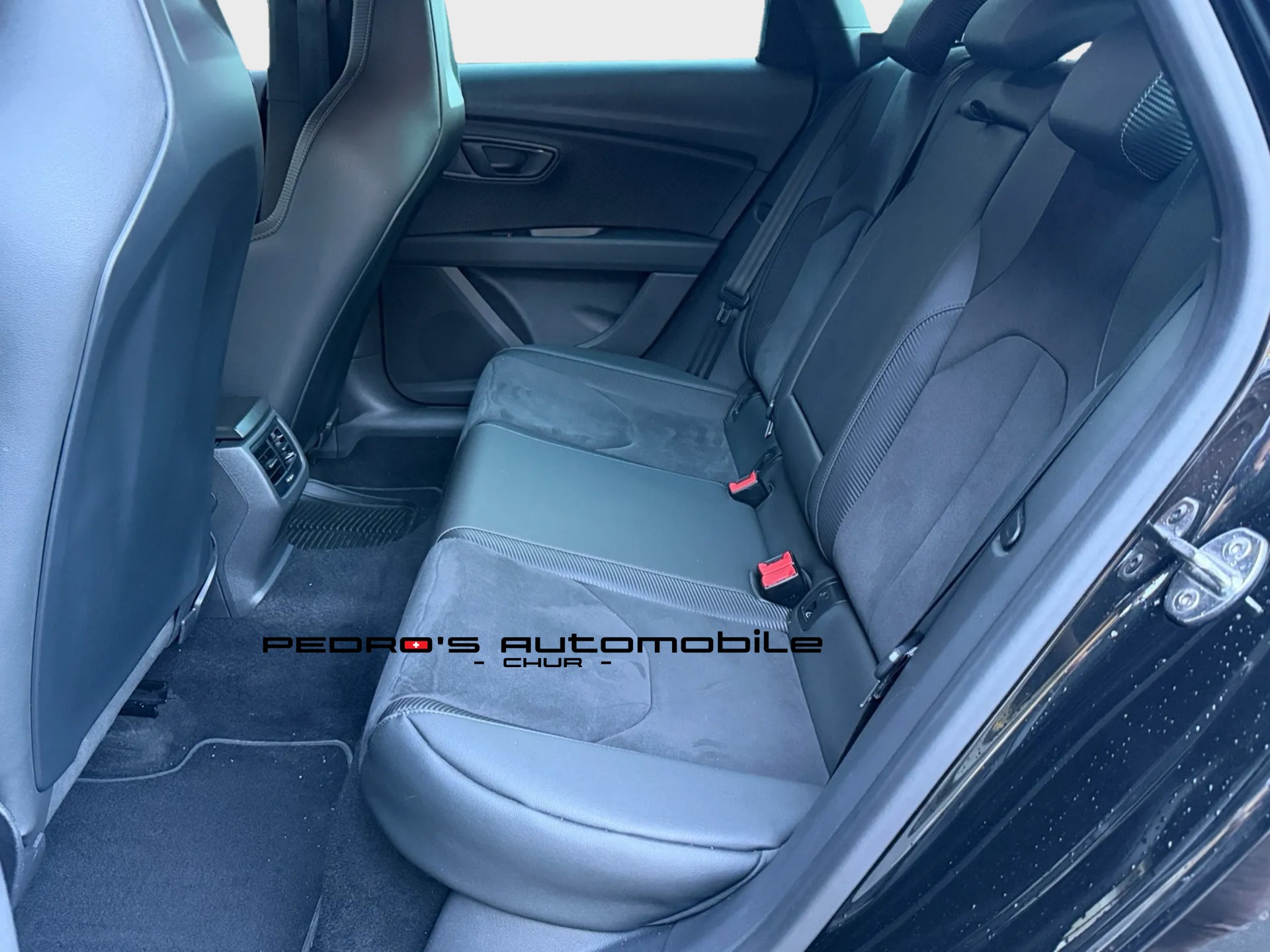 SEAT Leon ST 2.0 TSI Cupra R 300 4 Drive DSG-image-14
