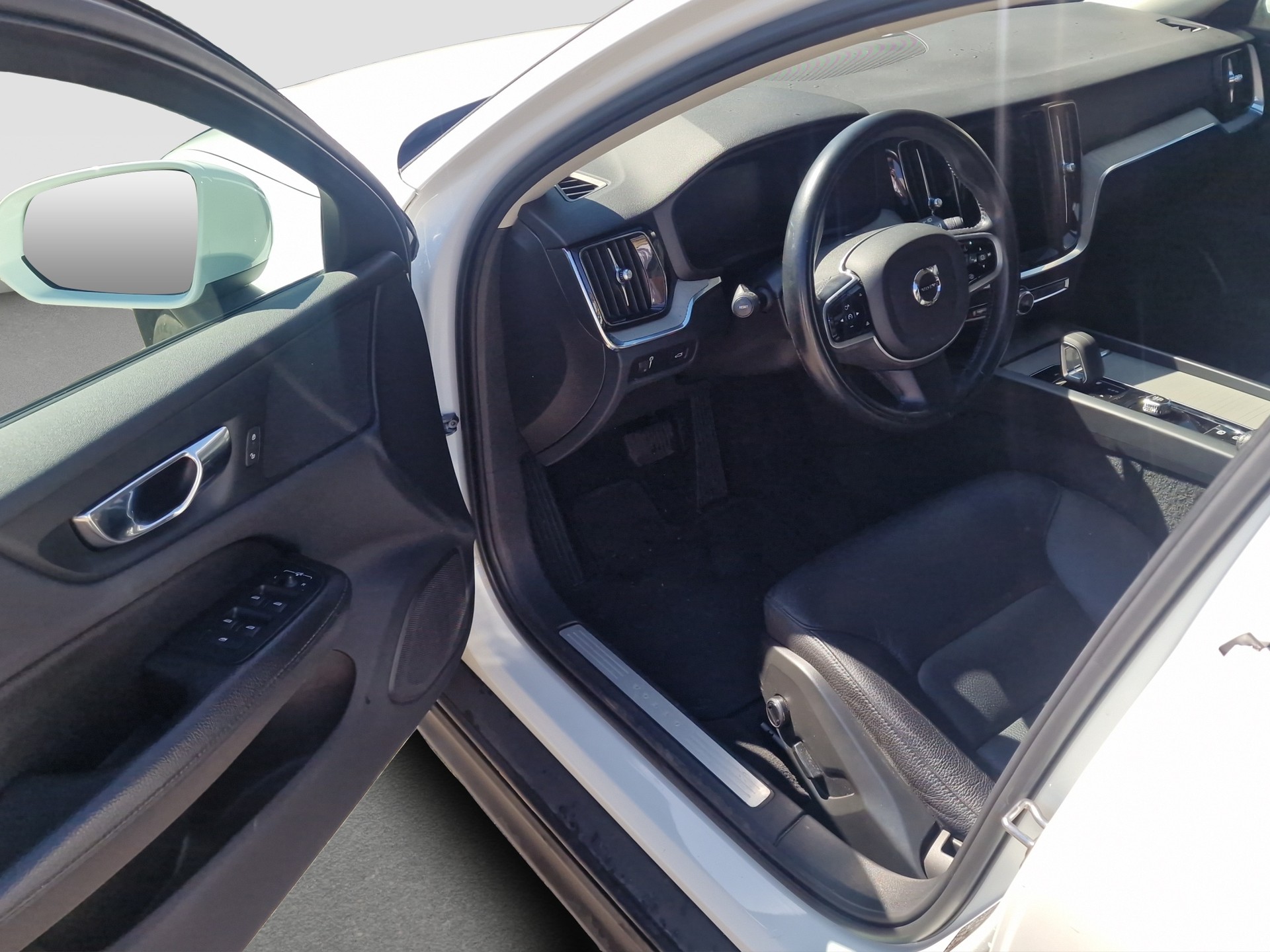 VOLVO V60 Cross Country B4 Diesel Mild Hybrid AWD Geartronic ** Ab MFK und Service ** CH-Auto ** 1. Hand **-image-7