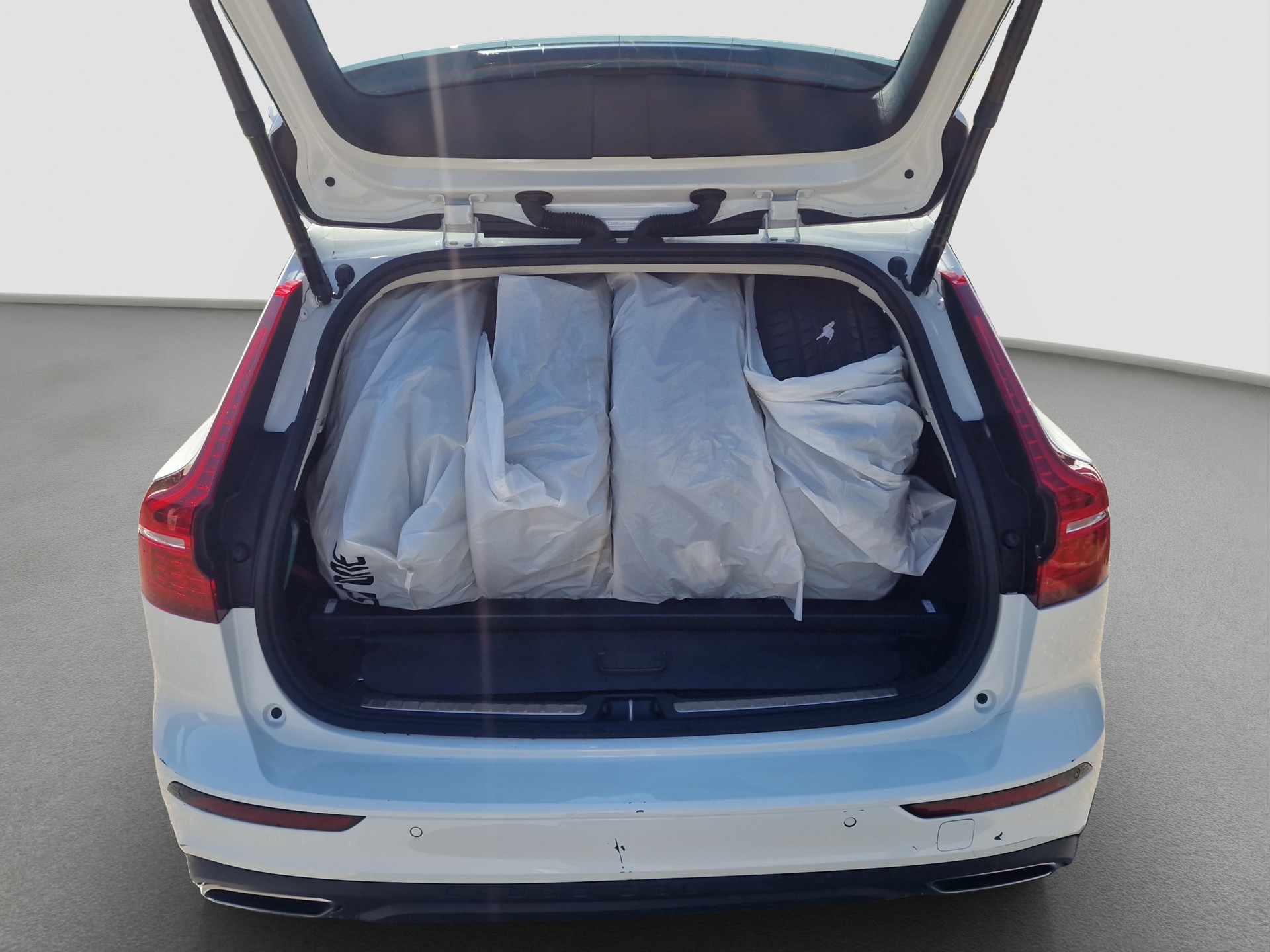 VOLVO V60 Cross Country B4 Diesel Mild Hybrid AWD Geartronic ** Ab MFK und Service ** CH-Auto ** 1. Hand **-image-14