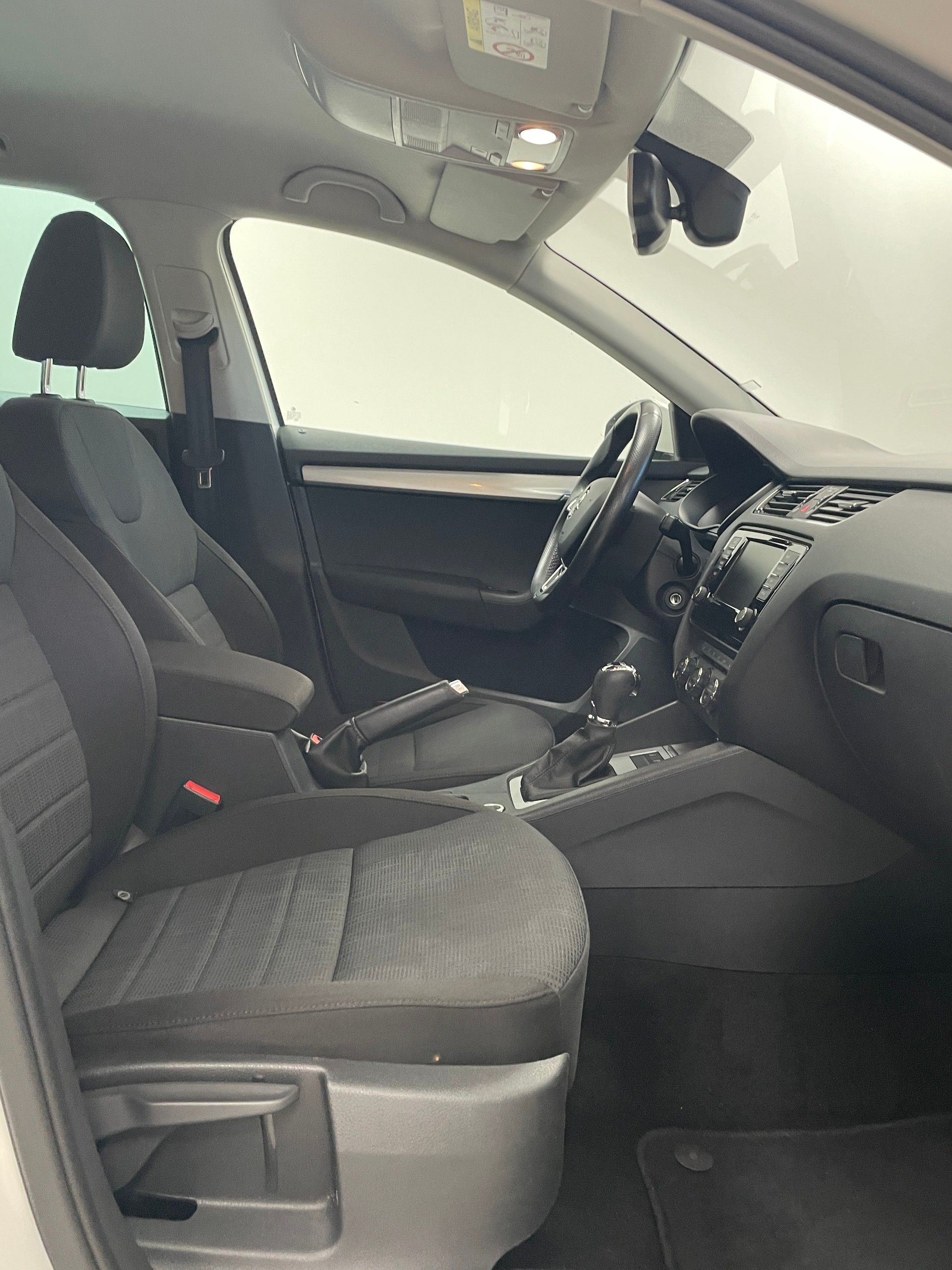 SKODA Octavia Combi 2.0 TDI Style 4x4 DSG-image-12