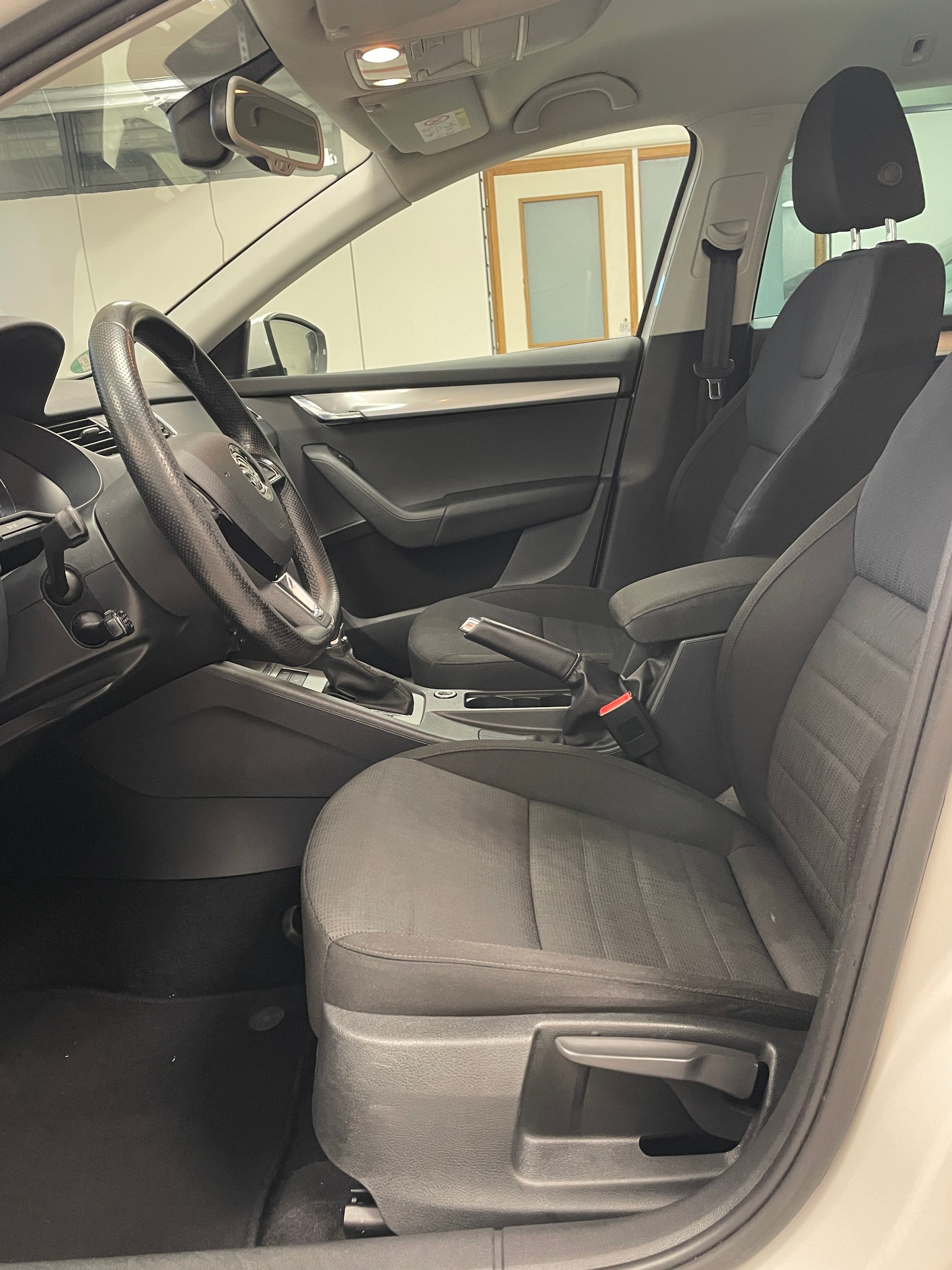 SKODA Octavia Combi 2.0 TDI Style 4x4 DSG-image-8