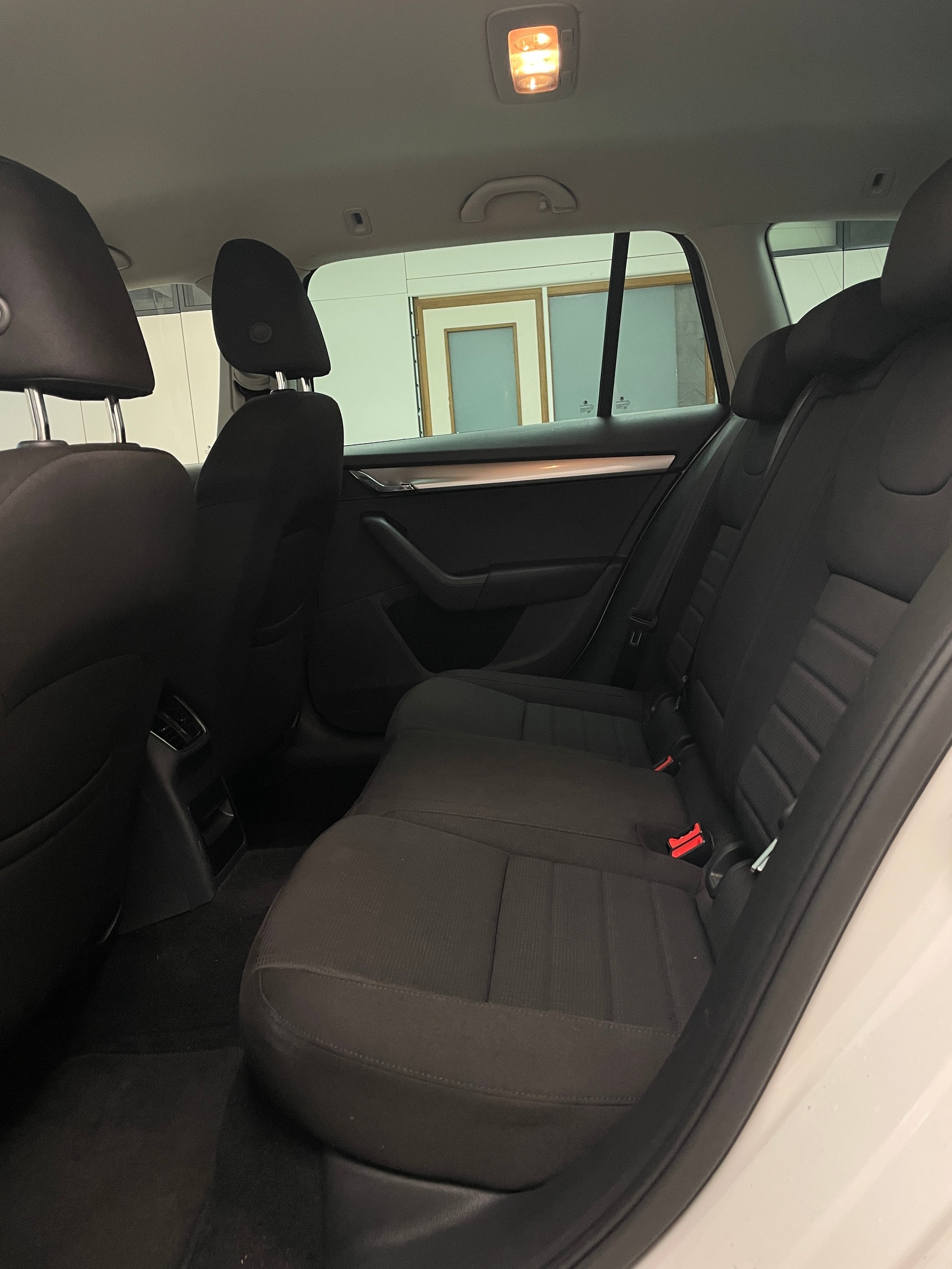 SKODA Octavia Combi 2.0 TDI Style 4x4 DSG-image-14