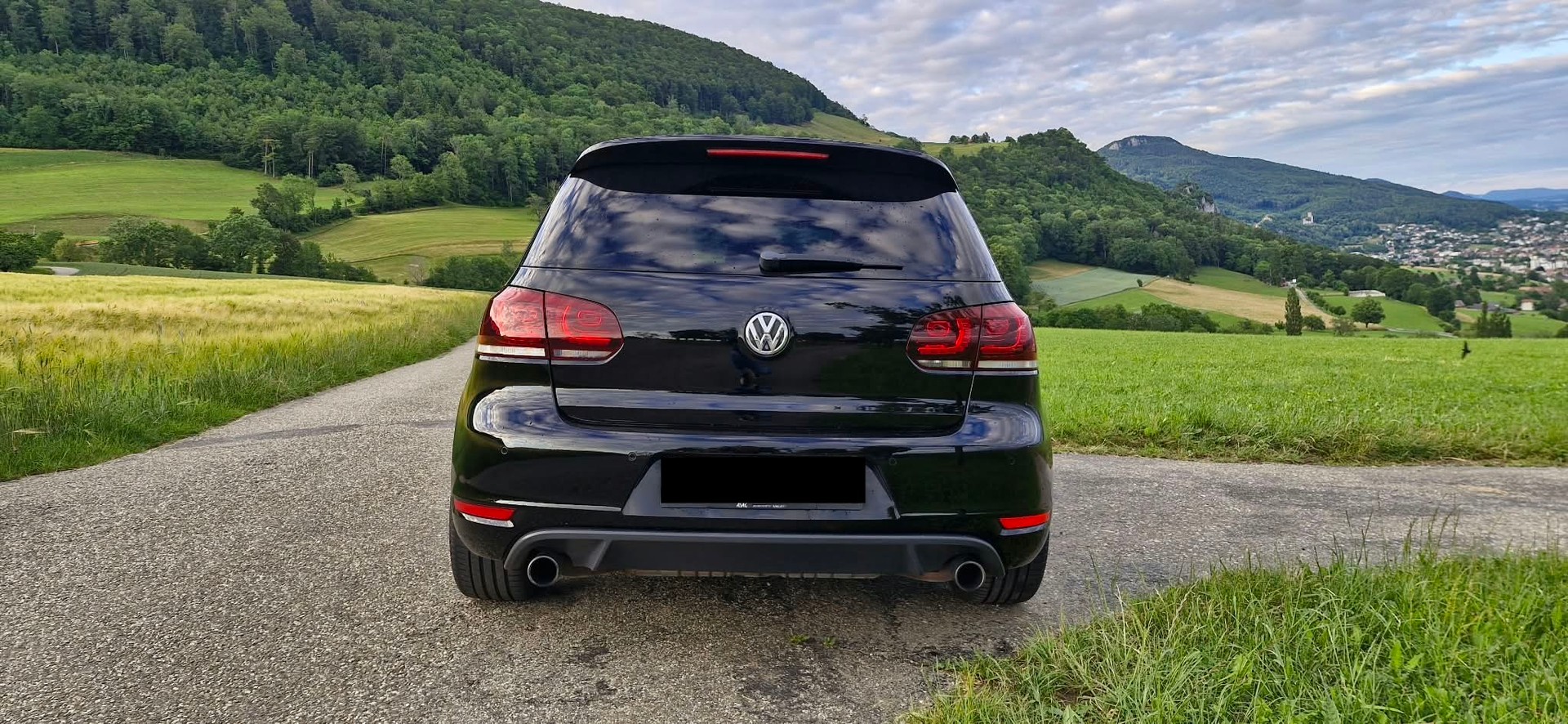 VW 2.0 TSI GTI Adidas-image-1