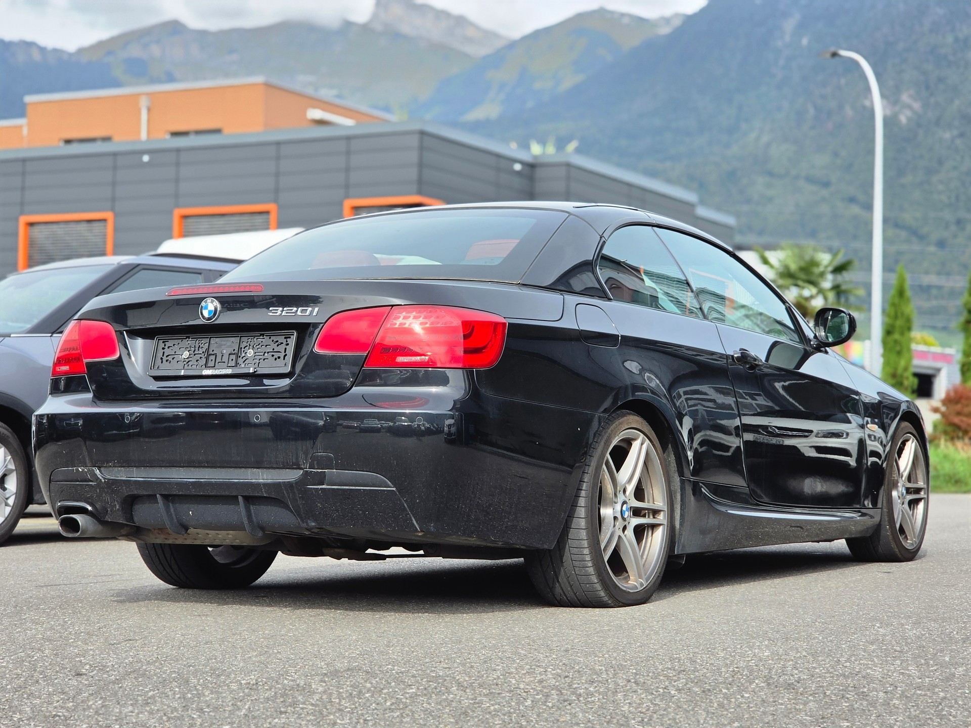 BMW 320i Cabriolet-image-5