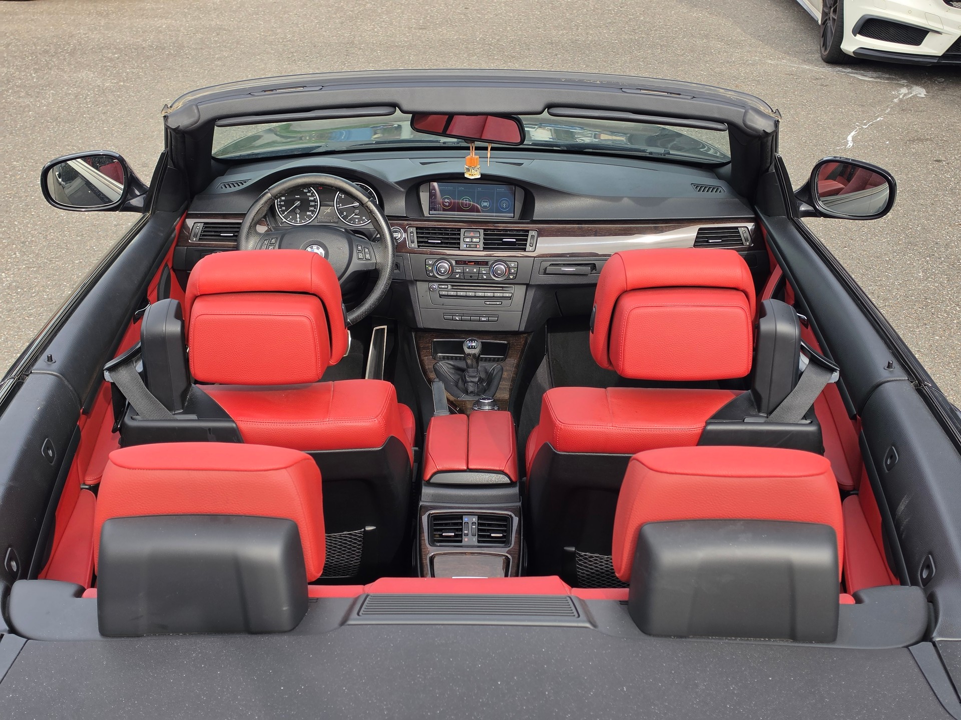 BMW 320i Cabriolet-image-9