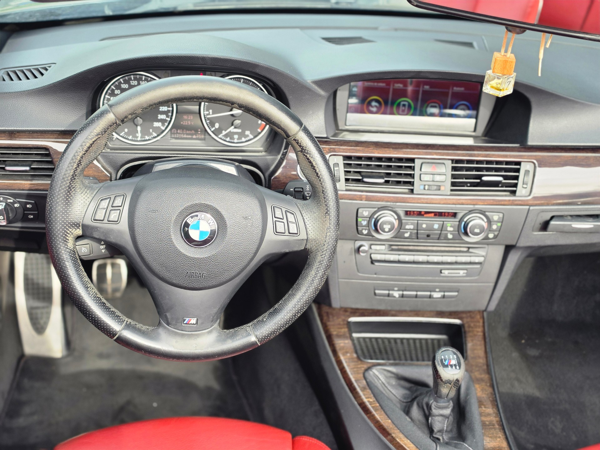 BMW 320i Cabriolet-image-10