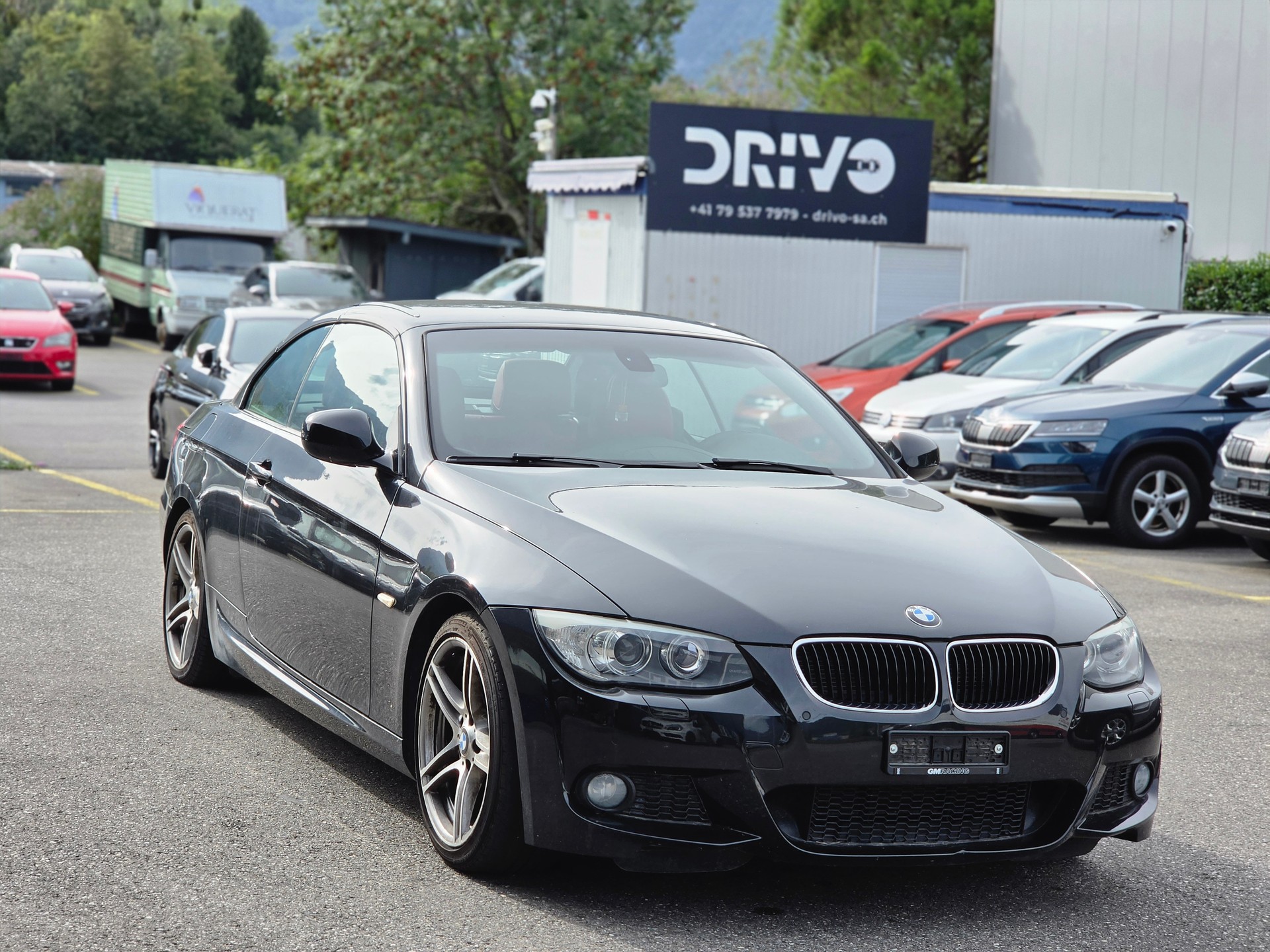 BMW 320i Cabriolet-image-1