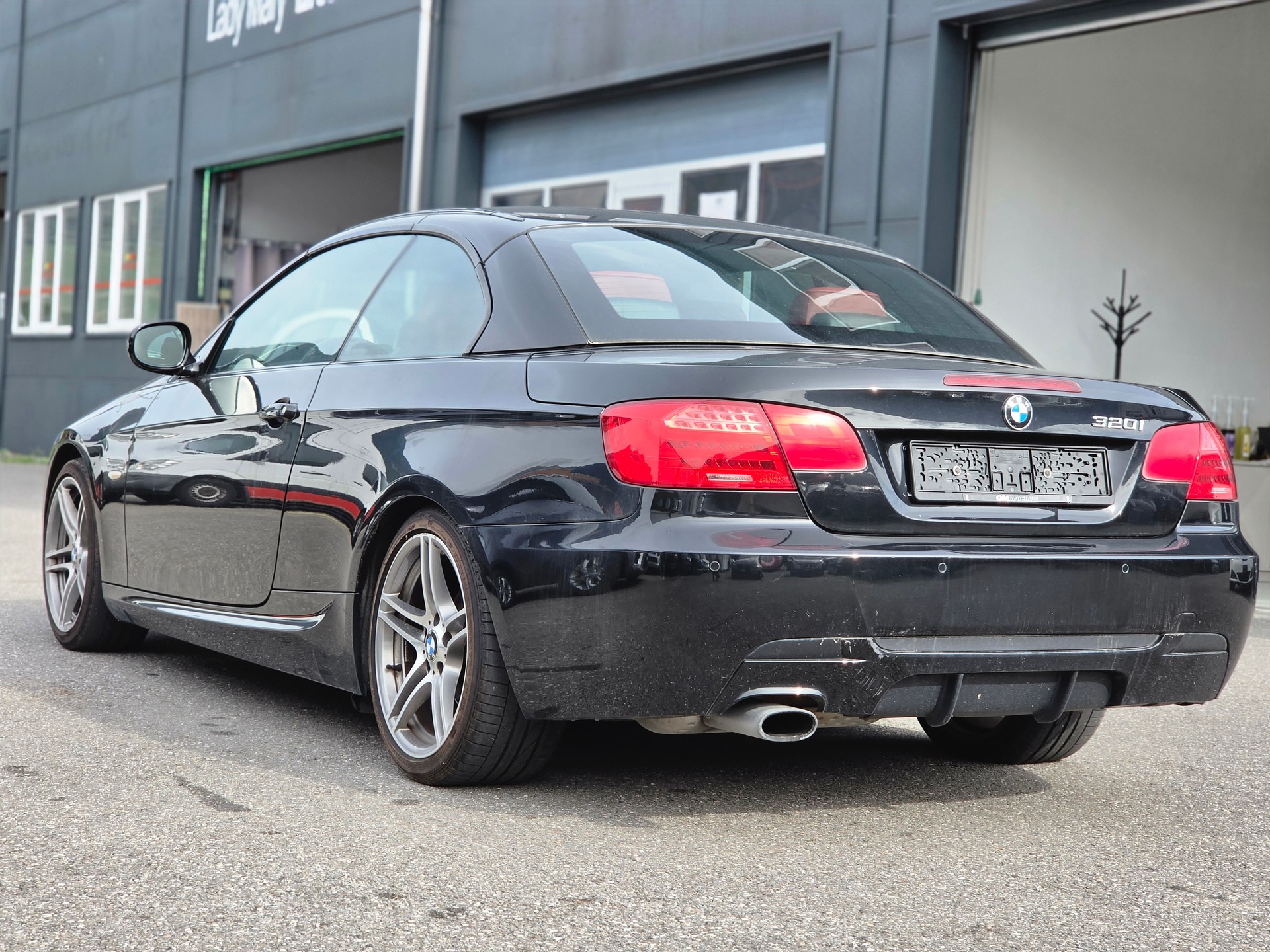 BMW 320i Cabriolet-image-6