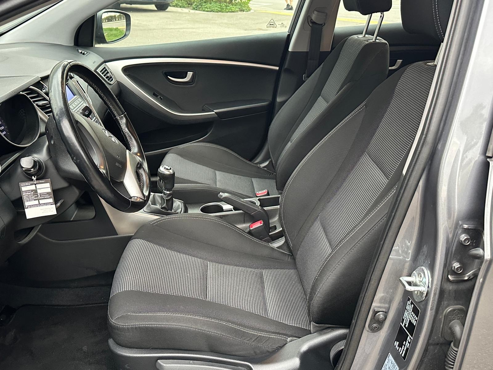 HYUNDAI i30 1.6 CRDi Comfort-image-5