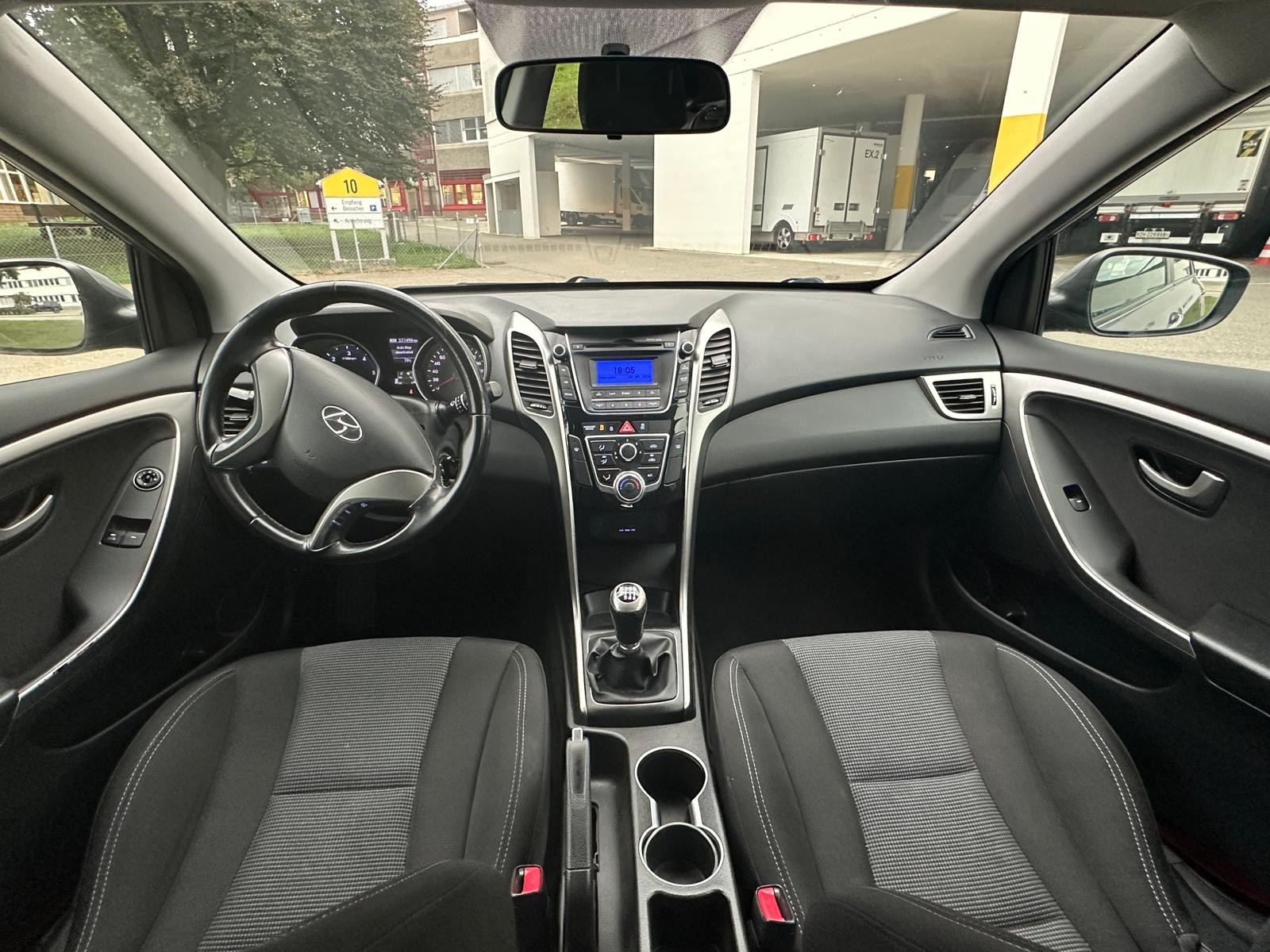 HYUNDAI i30 1.6 CRDi Comfort-image-6