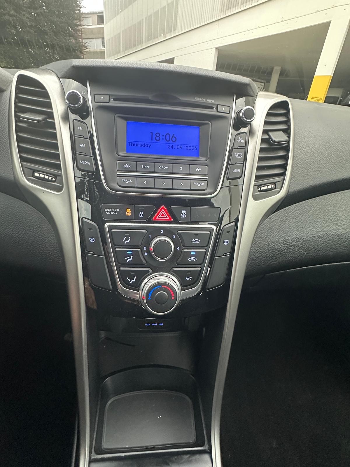 HYUNDAI i30 1.6 CRDi Comfort-image-7