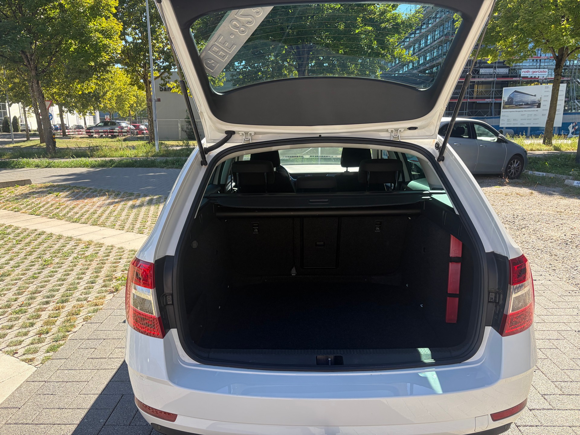 SKODA Octavia Combi 2.0 TDI Ambition 4x4-image-11