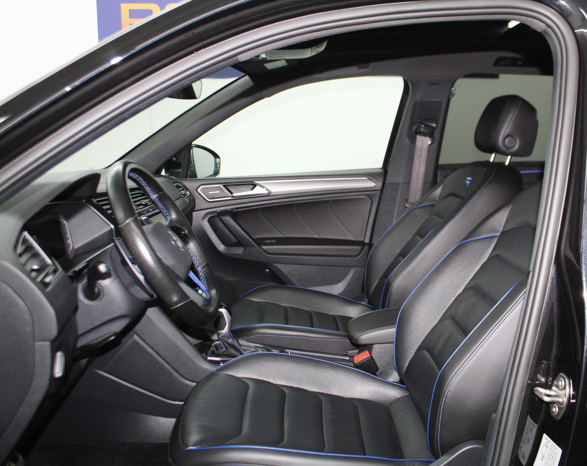 VW Tiguan 2.0TSI R 4Motion DSG Akrapovic / Black Style Paket / Sportsitze Nappa / AHK-image-7