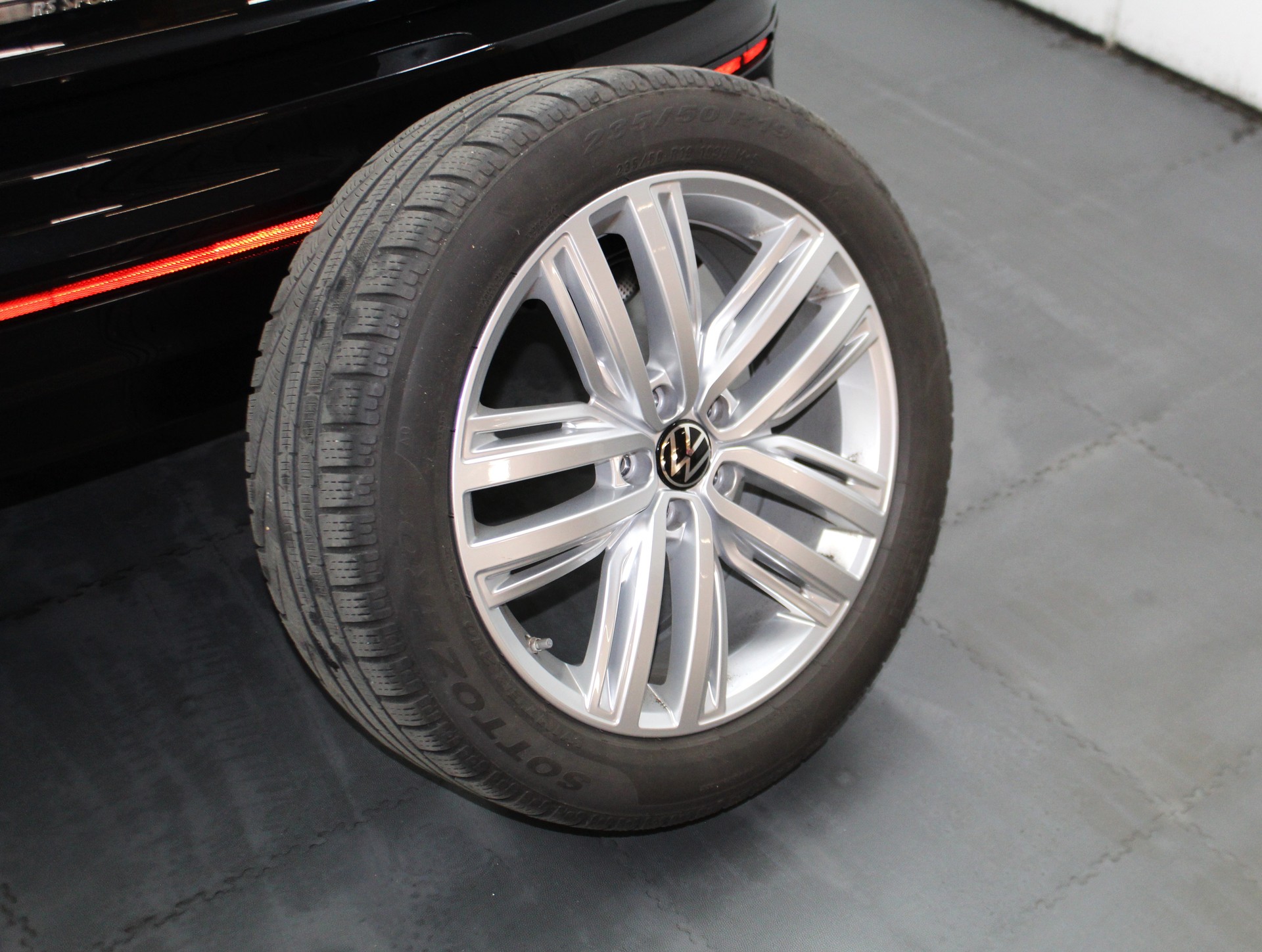 VW Tiguan 2.0TSI R 4Motion DSG Akrapovic / Black Style Paket / Sportsitze Nappa / AHK-image-31