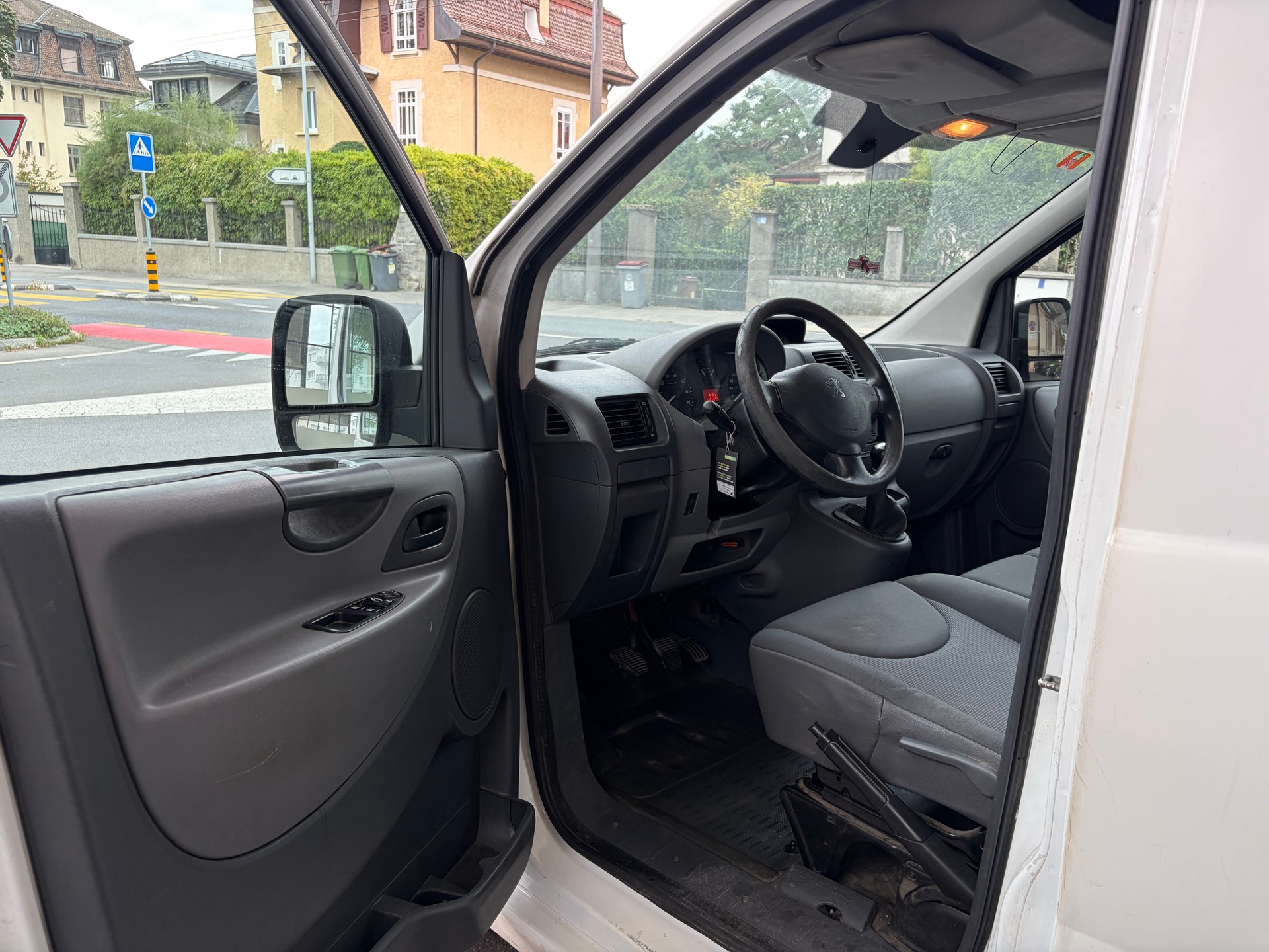 PEUGEOT Expert 2.0 HDi 227 L1H1-image-4