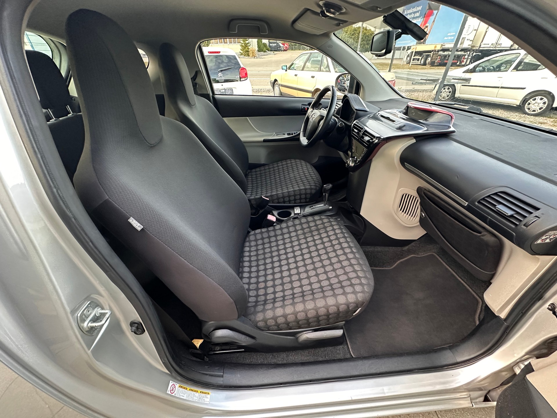 TOYOTA iQ 1.33 Dual VVT-i Linea Sol Premium Multidrive-image-12