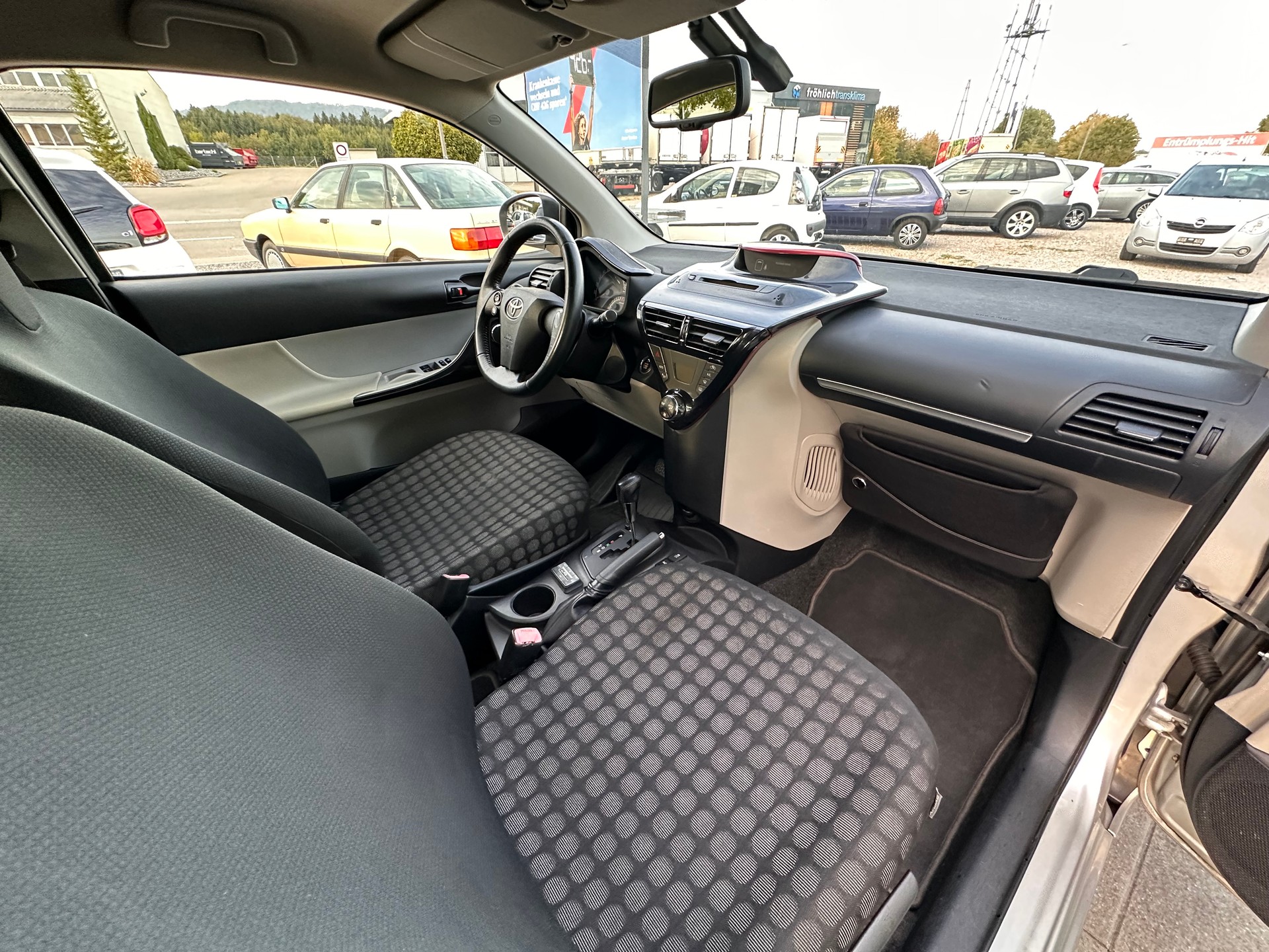 TOYOTA iQ 1.33 Dual VVT-i Linea Sol Premium Multidrive-image-13