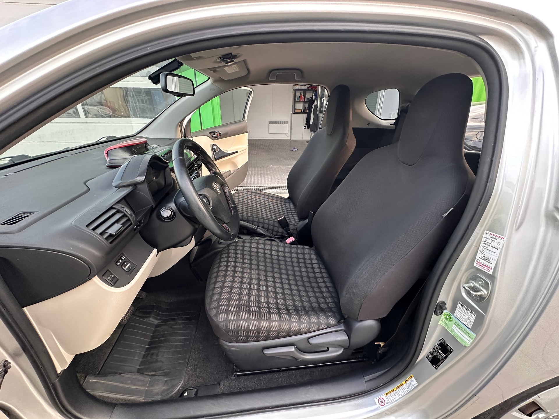 TOYOTA iQ 1.33 Dual VVT-i Linea Sol Premium Multidrive-image-14