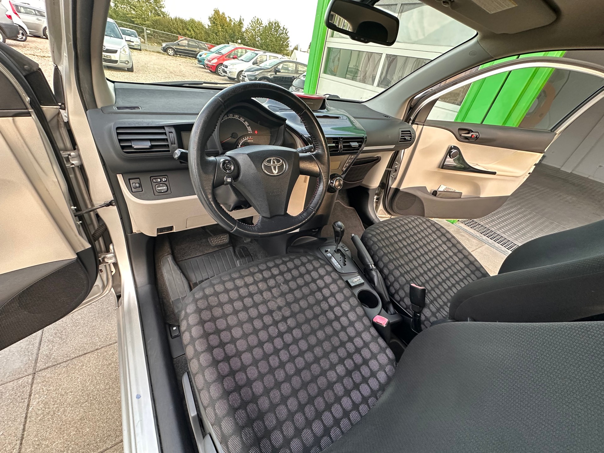 TOYOTA iQ 1.33 Dual VVT-i Linea Sol Premium Multidrive-image-11
