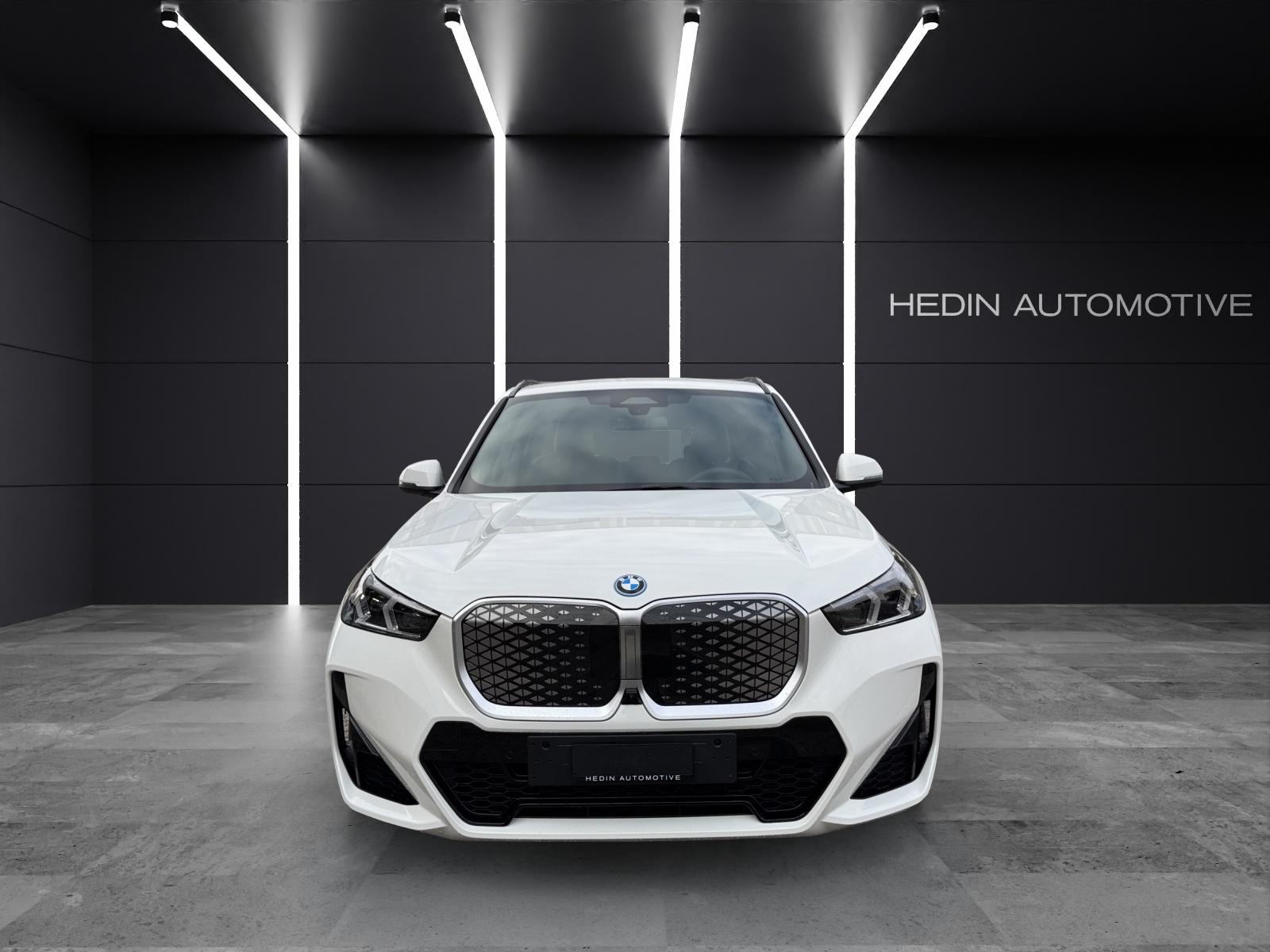 BMW iX1 xDrive30-showroom-element-1