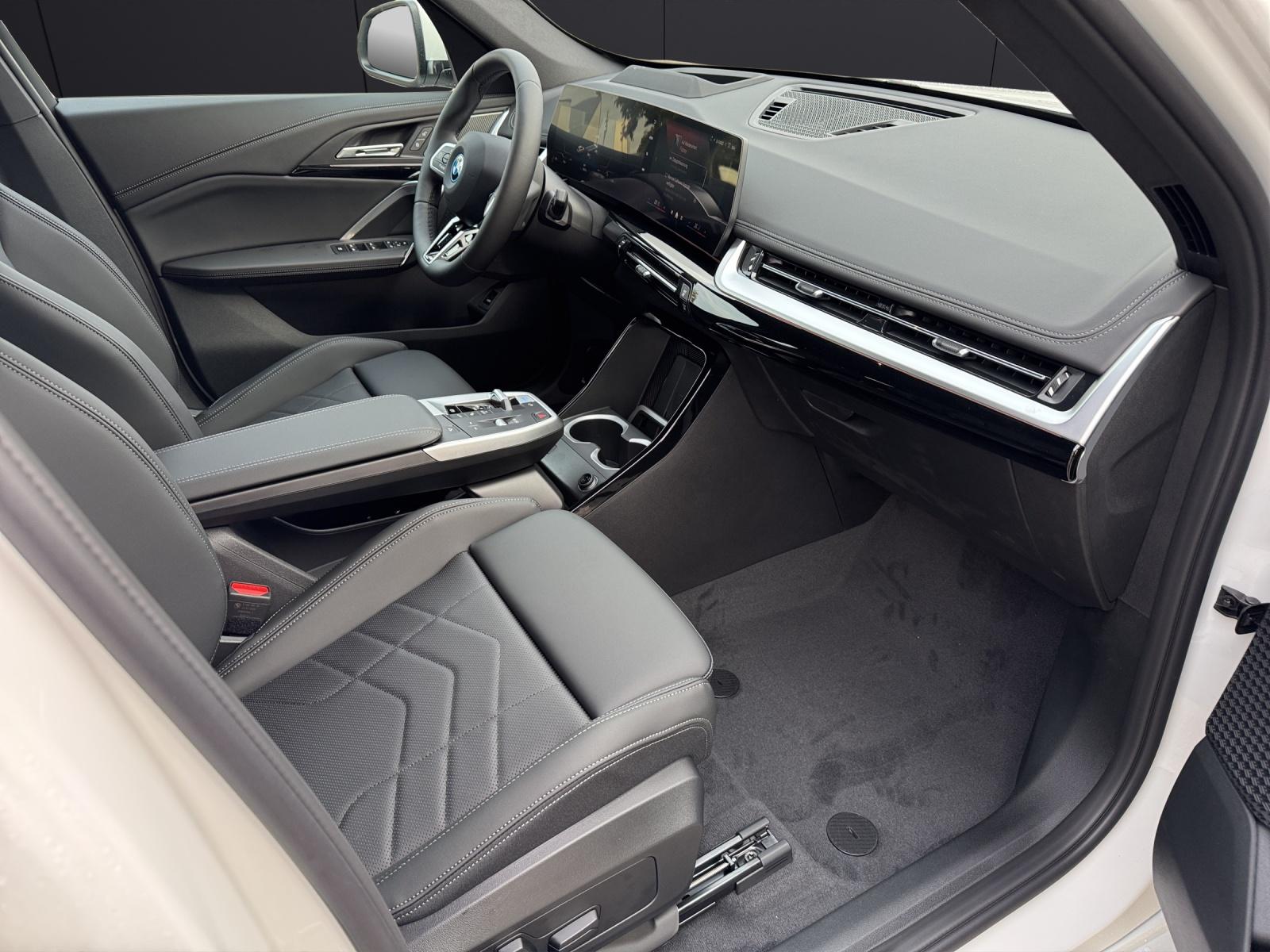 BMW iX1 xDrive30-image-10