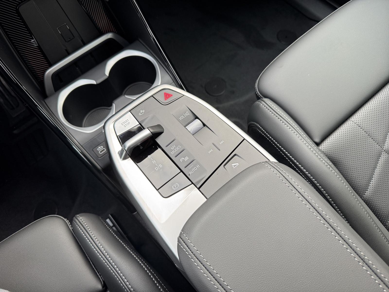 BMW iX1 xDrive30-image-9