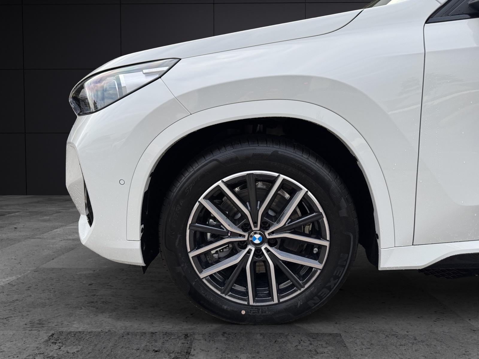 BMW iX1 xDrive30-showroom-element-3