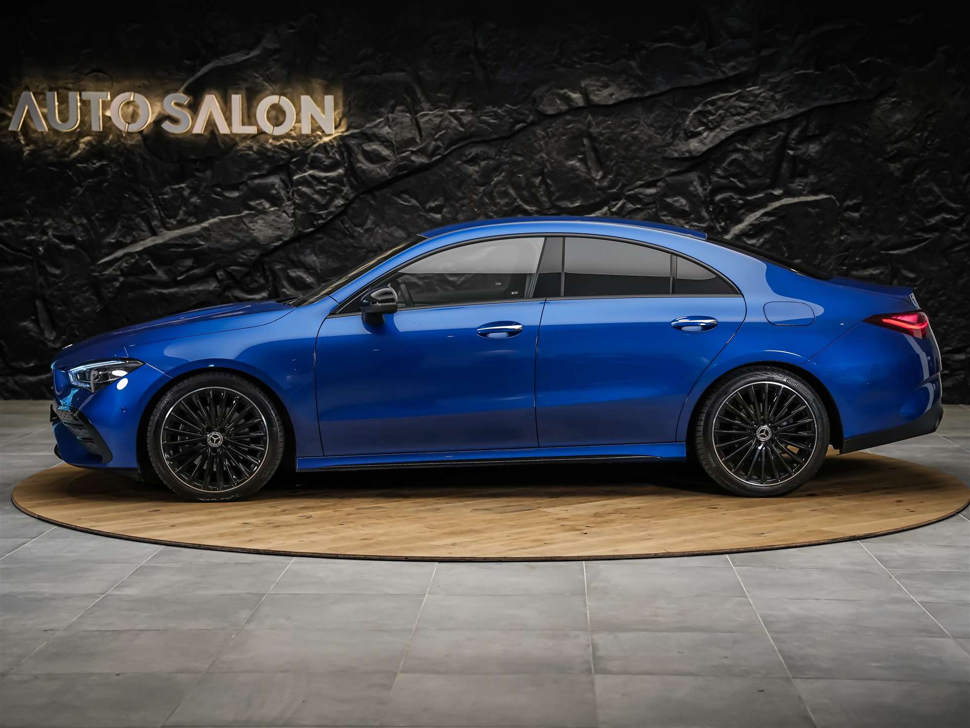 MERCEDES-BENZ CLA 200 d Coupe AMG Line Night Edition *Werksgarantie*Sitzheizung*-image-2