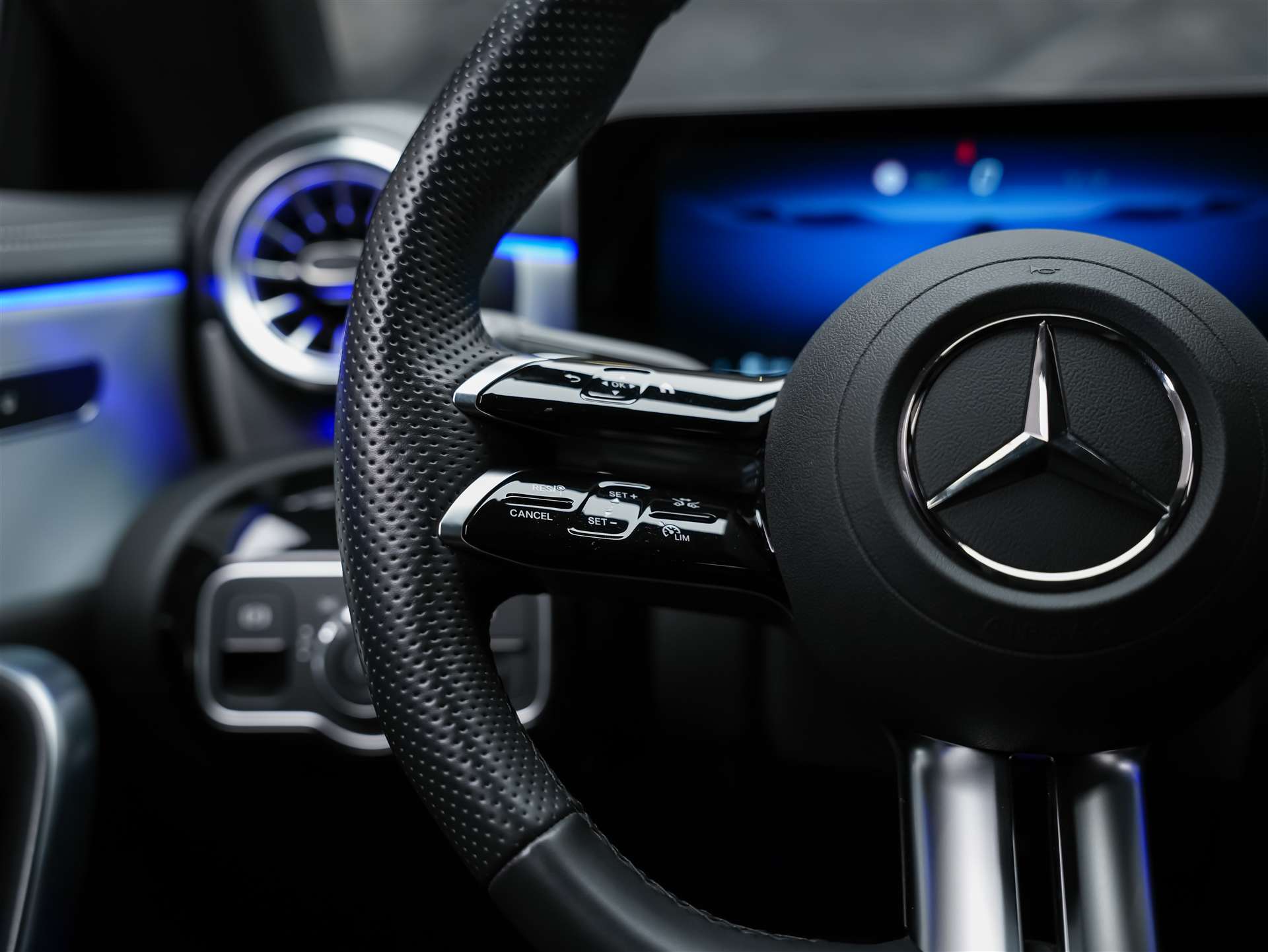 MERCEDES-BENZ CLA 200 d Coupe AMG Line Night Edition *Werksgarantie*Sitzheizung*-image-26