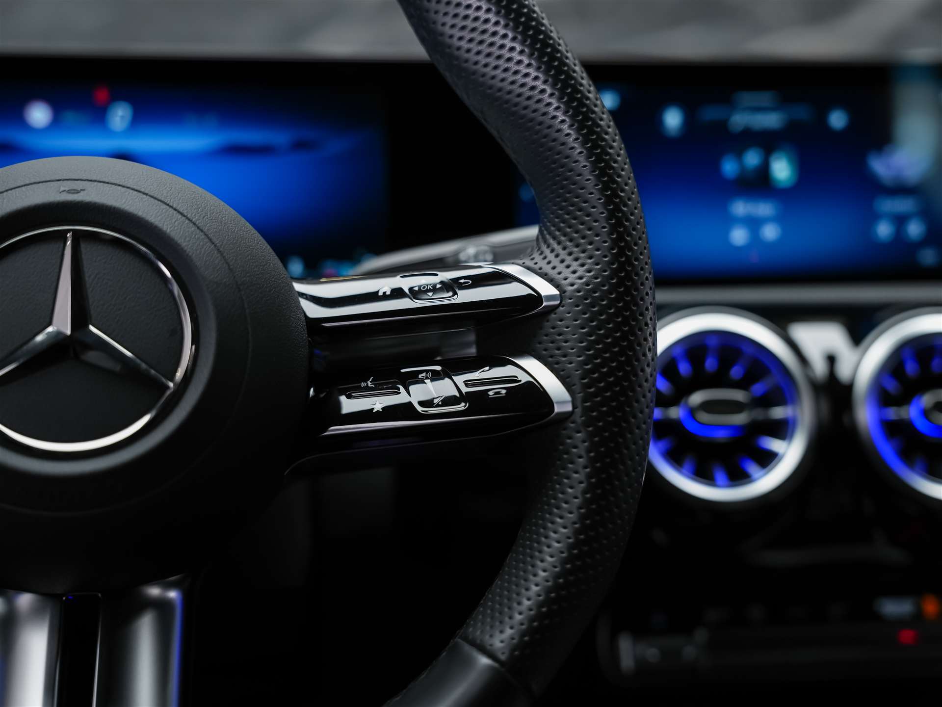 MERCEDES-BENZ CLA 200 d Coupe AMG Line Night Edition *Werksgarantie*Sitzheizung*-image-27