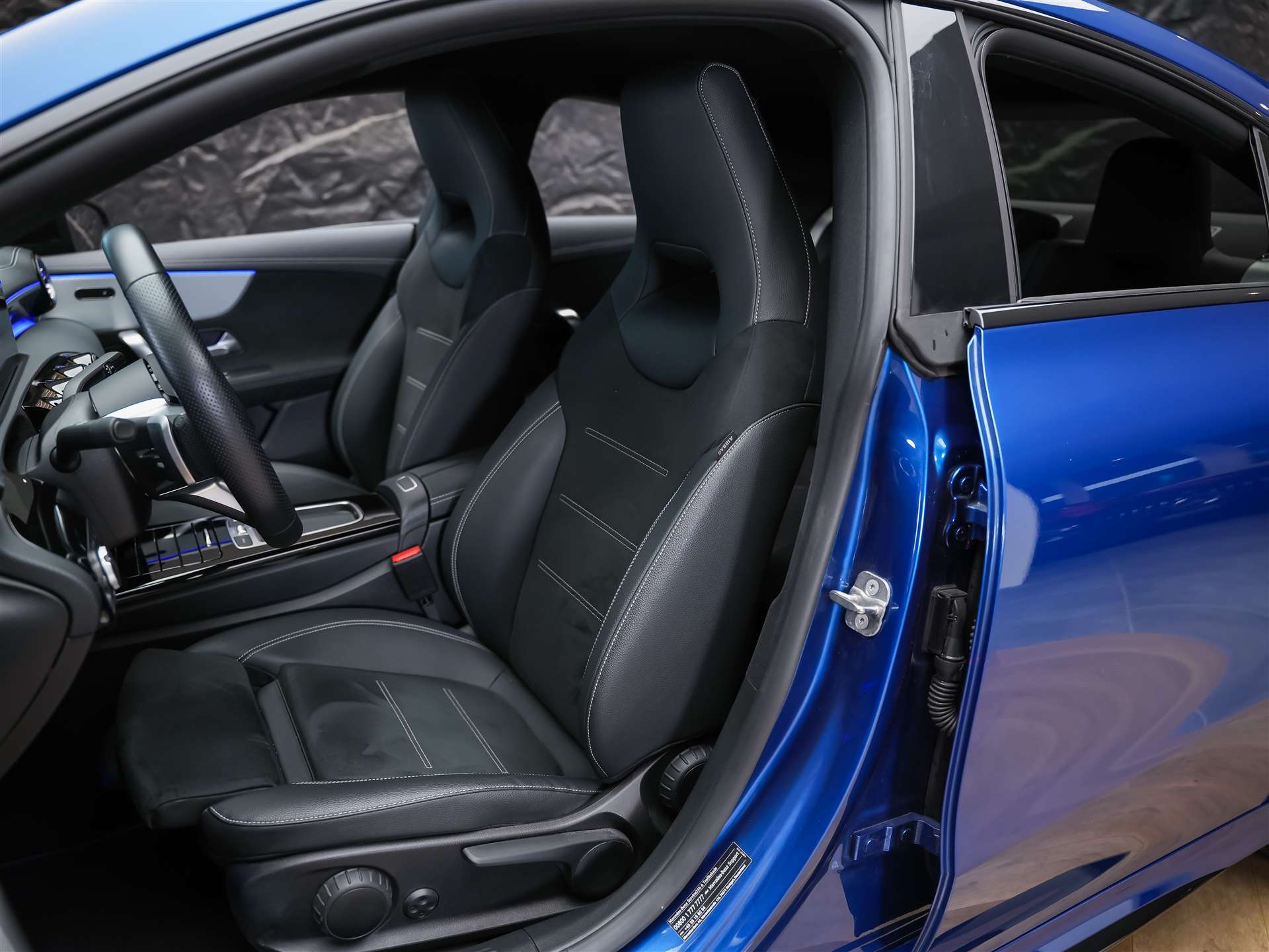 MERCEDES-BENZ CLA 200 d Coupe AMG Line Night Edition *Werksgarantie*Sitzheizung*-image-9
