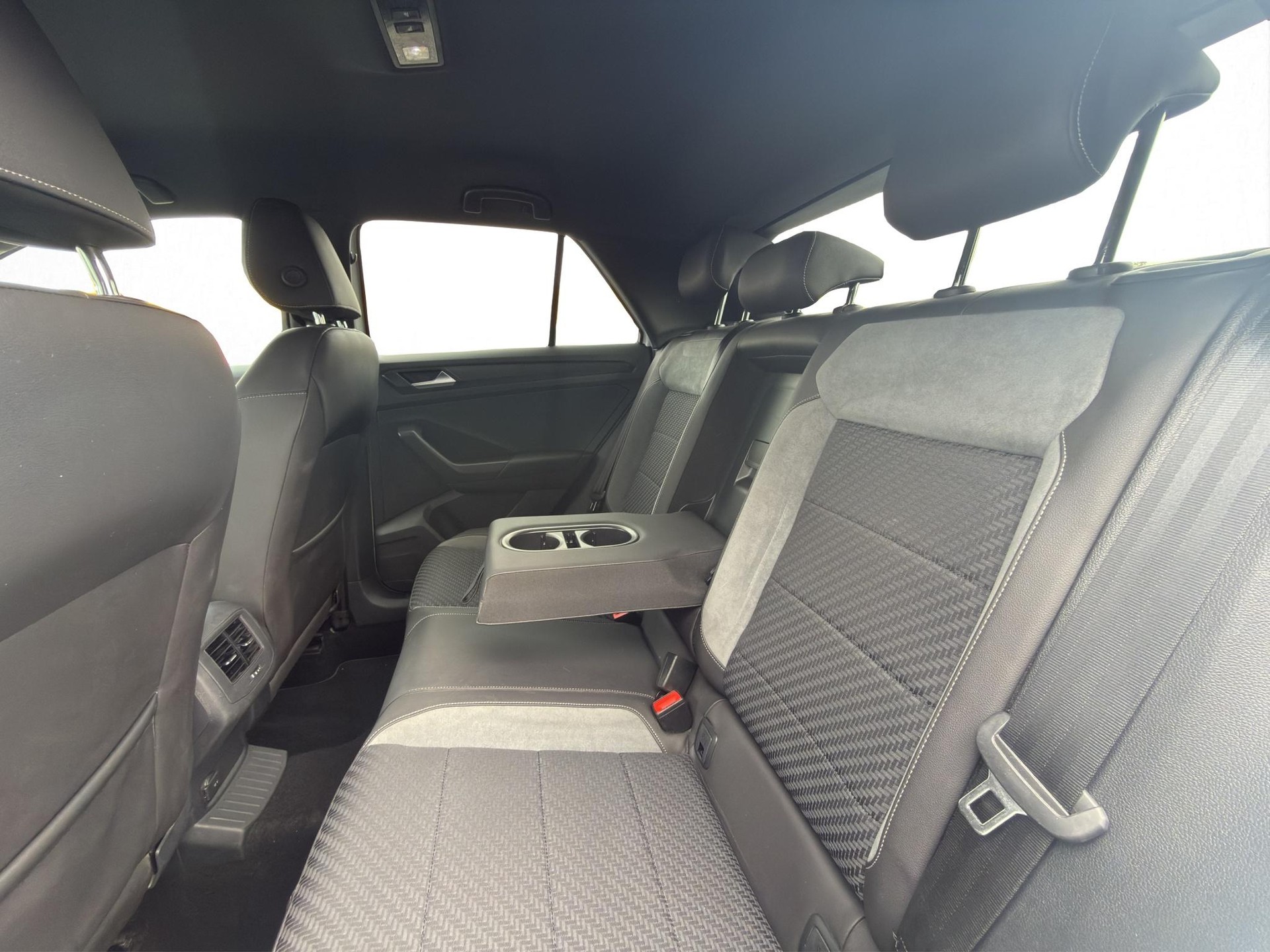 VW T-Roc 1.5 TSI Sport DSG 4motion * SOUNDSYSTEM BEATS * RÜCKFAHRKAMERA * PACK INFOTAINMENT *-image-29