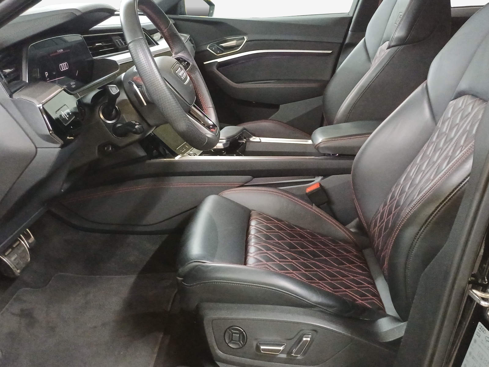 AUDI Q8 55 e-tron S line quattro-image-8