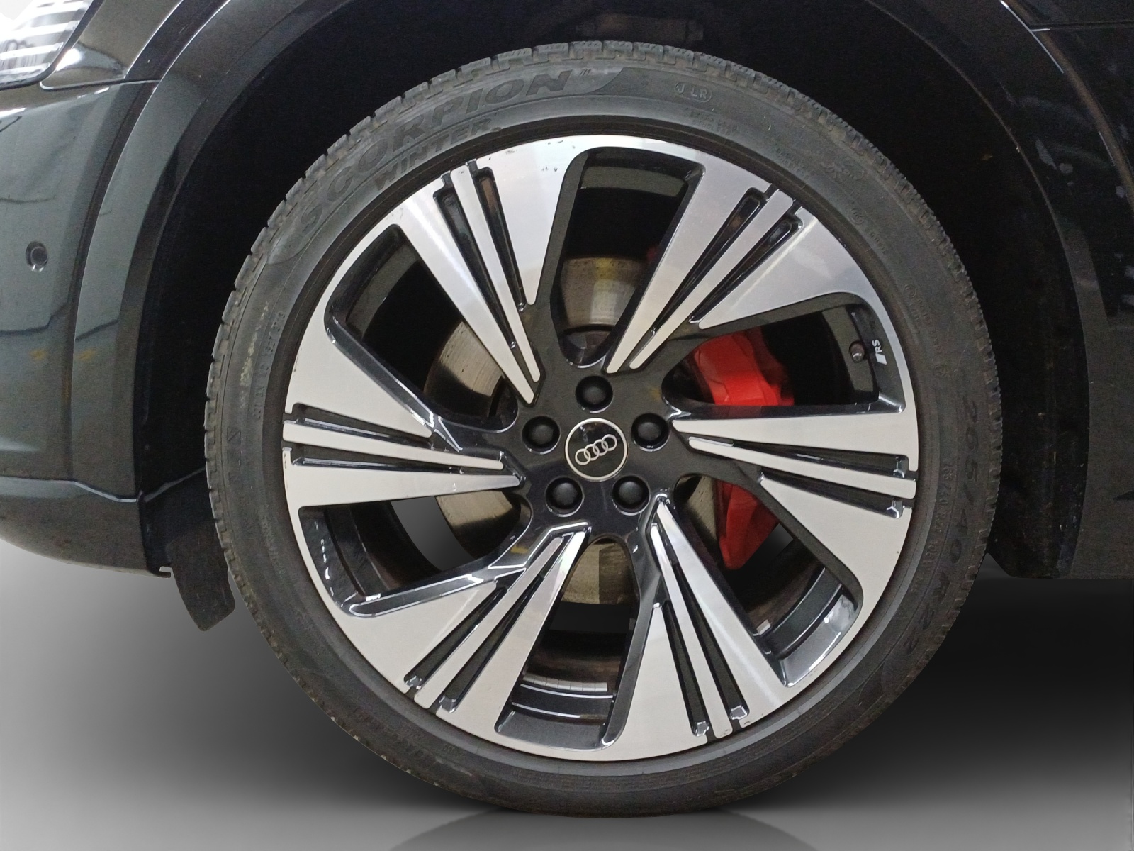 AUDI Q8 55 e-tron S line quattro-image-16