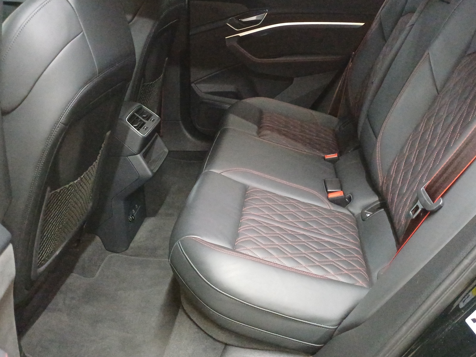 AUDI Q8 55 e-tron S line quattro-image-12