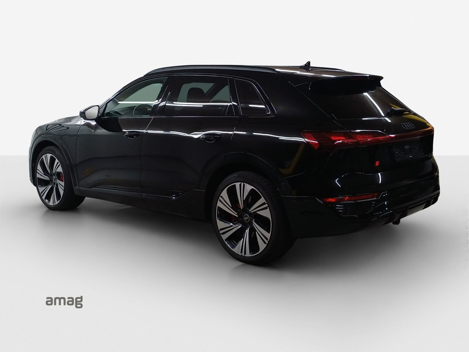 AUDI Q8 55 e-tron S line quattro-image-2