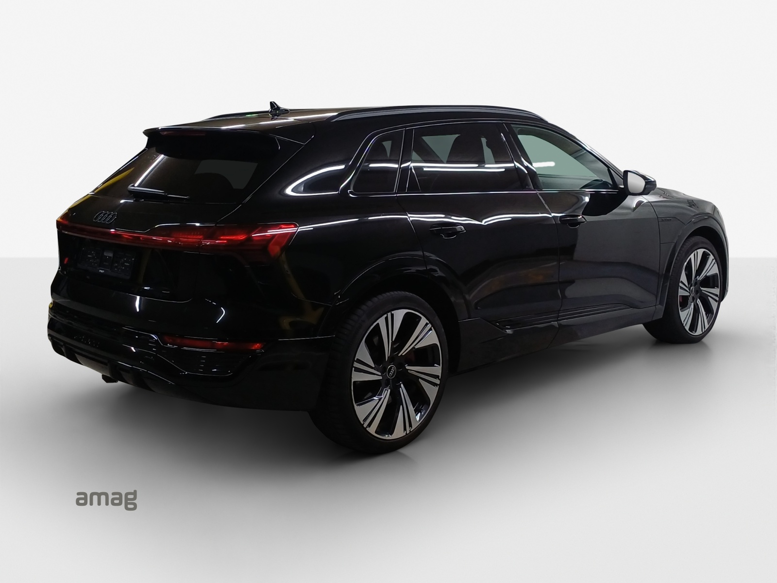 AUDI Q8 55 e-tron S line quattro-image-5