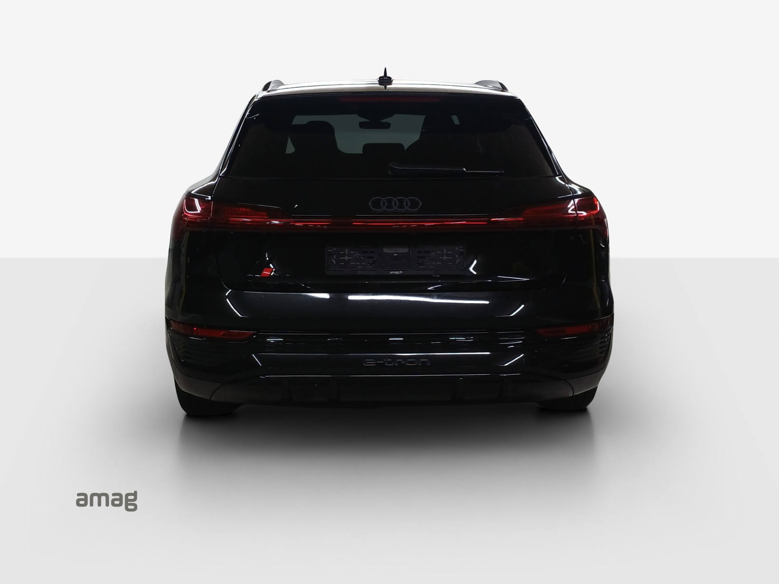 AUDI Q8 55 e-tron S line quattro-image-4