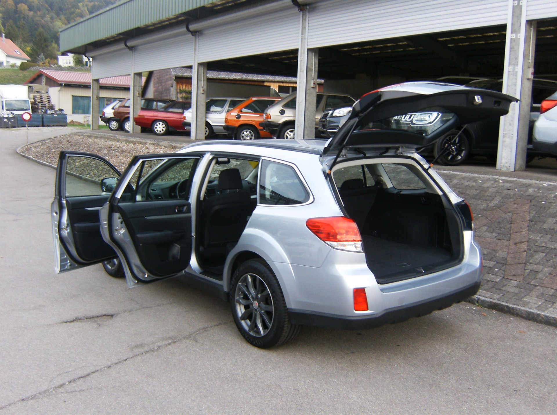 SUBARU Outback 2.0D Swiss AWD Lineartronic-image-4