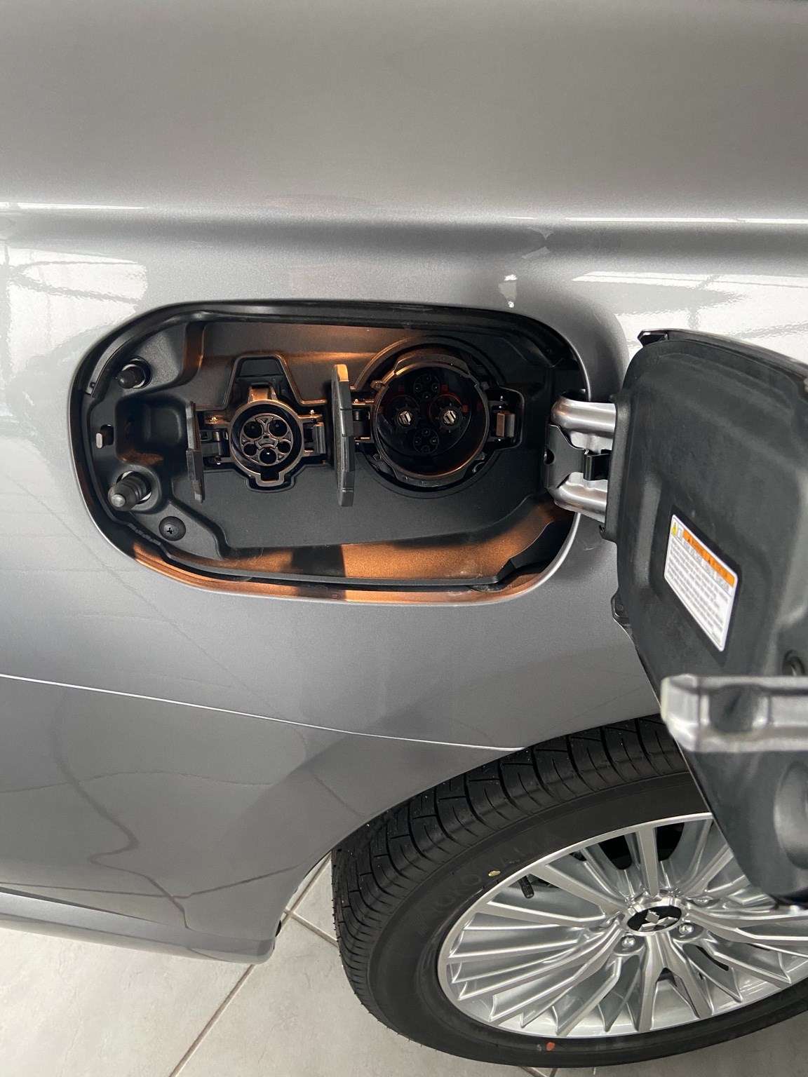 MITSUBISHI Outlander 2.4 PHEV Diamond 4WD Automatic-showroom-element-2